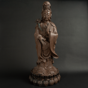 Lot 048 A LARGE YIXING ZISHA FIGURE OF STANDING GUANYIN
BY XU XIUTANG (B. 1937)
徐秀堂製 宜兴紫砂持莲观音立像