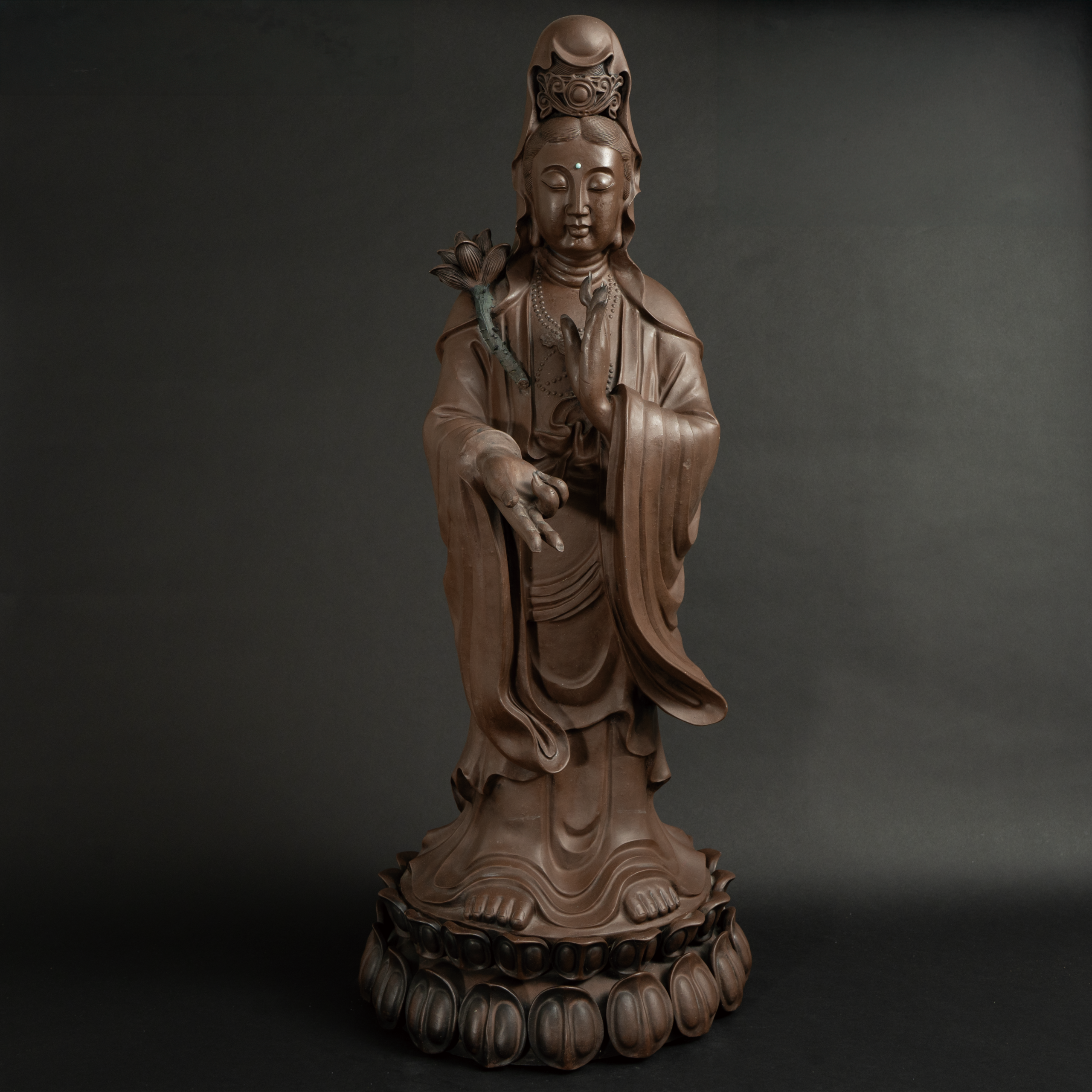 Lot 048 A LARGE YIXING ZISHA FIGURE OF STANDING GUANYIN
BY XU XIUTANG (B. 1937)
徐秀堂製 宜兴紫砂持莲观音立像