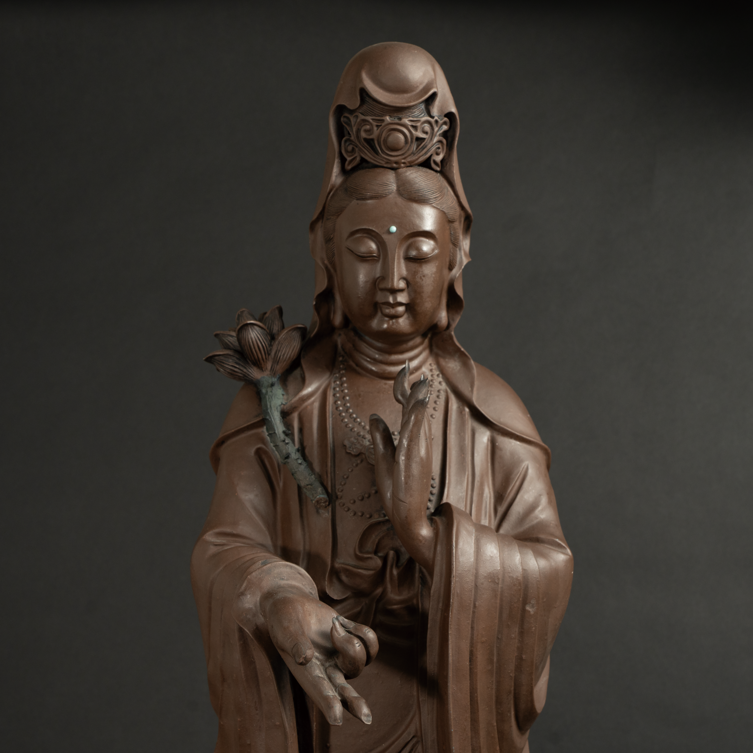 Lot 048 A LARGE YIXING ZISHA FIGURE OF STANDING GUANYIN
BY XU XIUTANG (B. 1937)
徐秀堂製 宜兴紫砂持莲观音立像 - Image 2