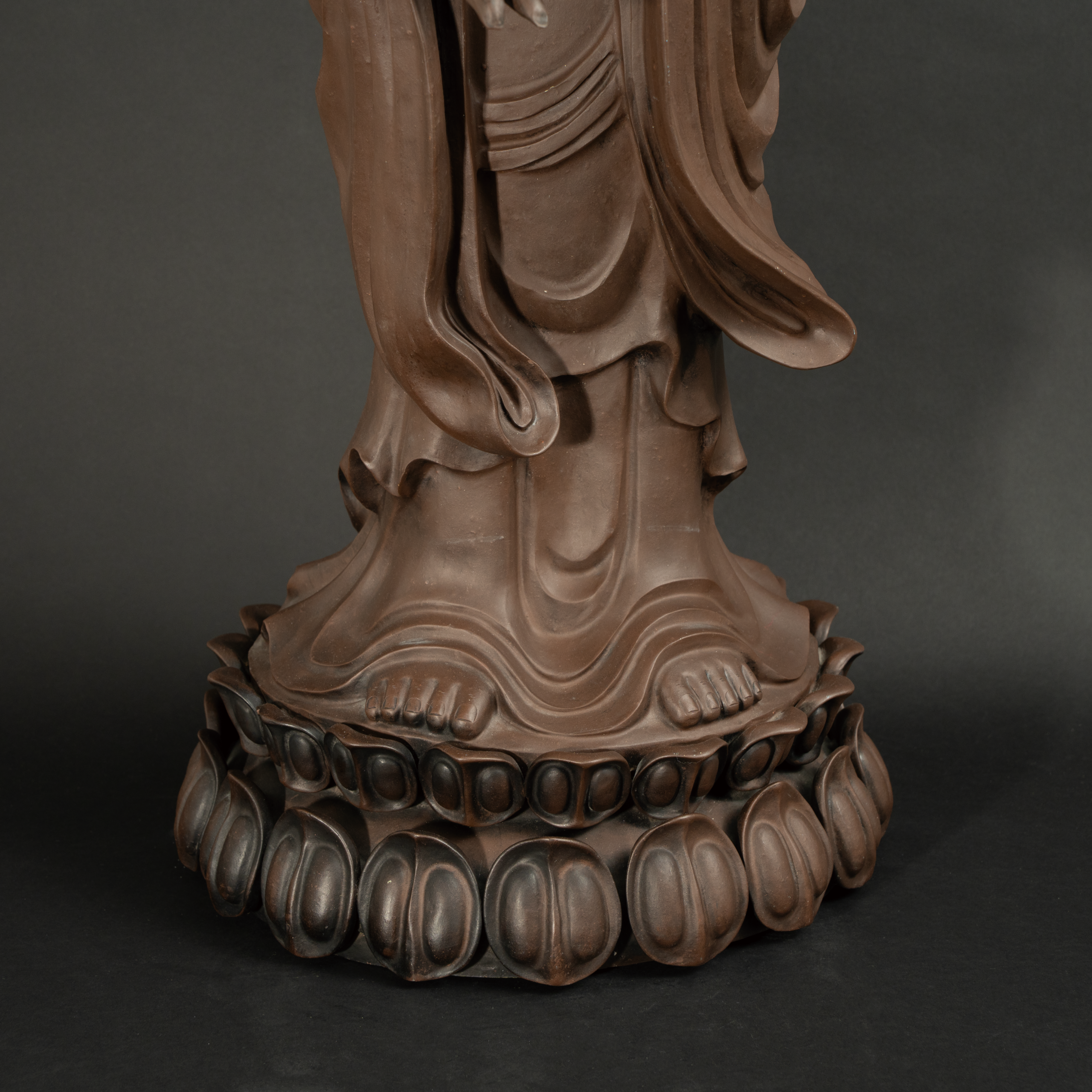 Lot 048 A LARGE YIXING ZISHA FIGURE OF STANDING GUANYIN
BY XU XIUTANG (B. 1937)
徐秀堂製 宜兴紫砂持莲观音立像 - Image 3