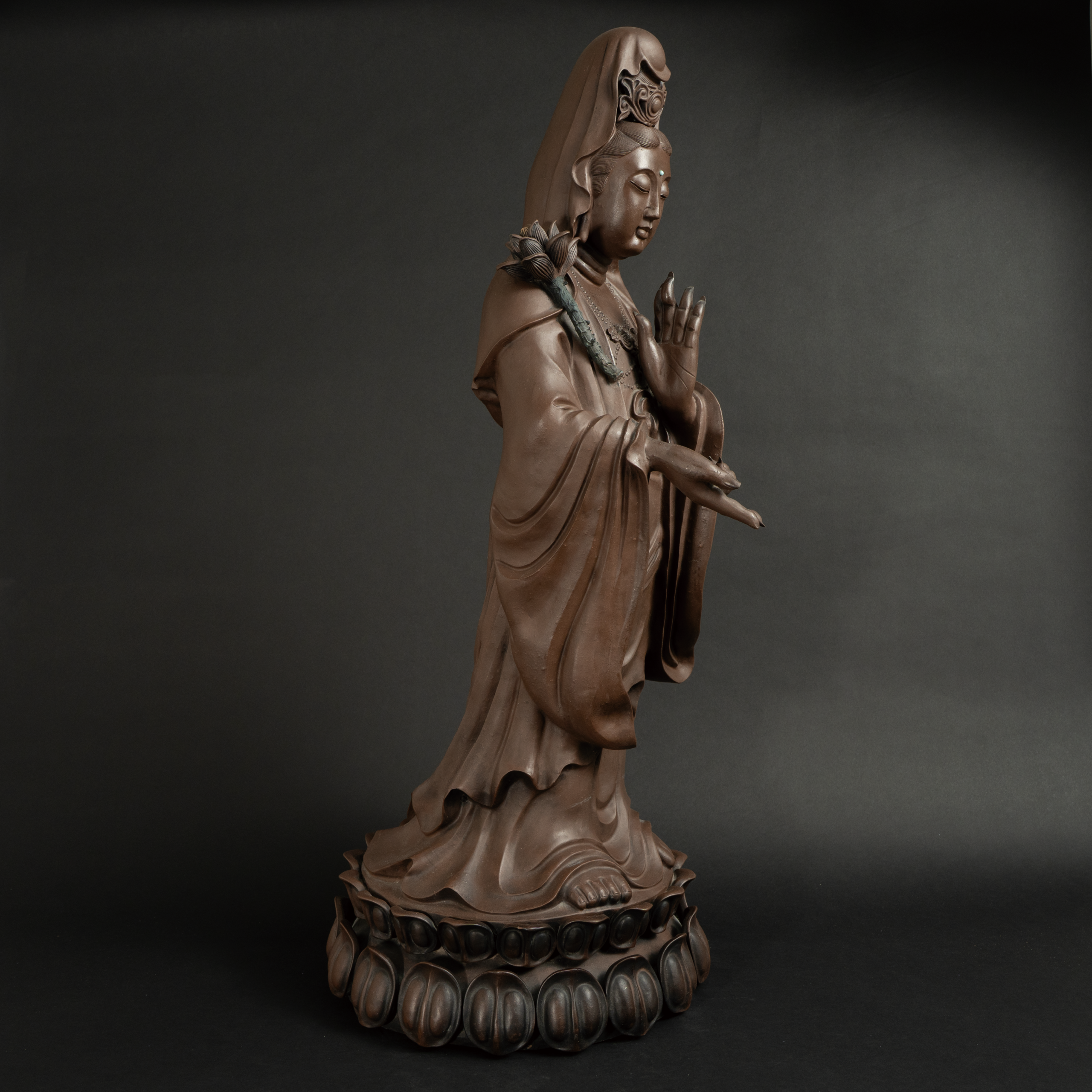 Lot 048 A LARGE YIXING ZISHA FIGURE OF STANDING GUANYIN
BY XU XIUTANG (B. 1937)
徐秀堂製 宜兴紫砂持莲观音立像 - Image 4
