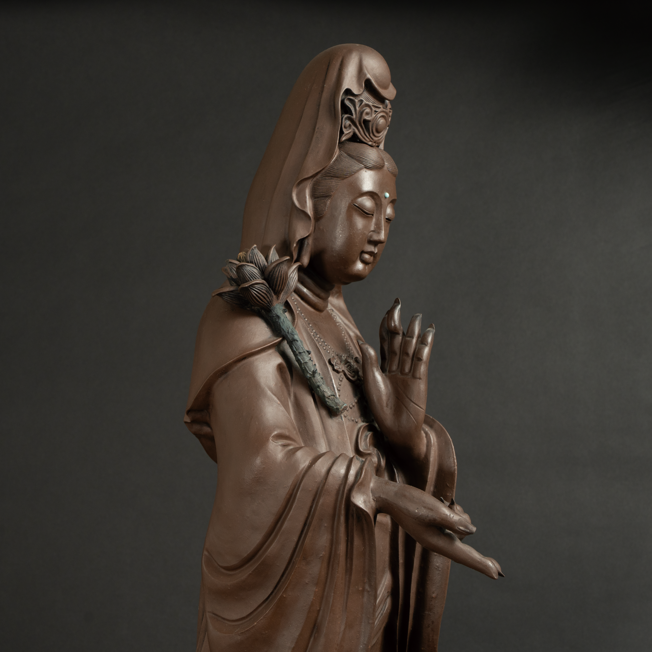 Lot 048 A LARGE YIXING ZISHA FIGURE OF STANDING GUANYIN
BY XU XIUTANG (B. 1937)
徐秀堂製 宜兴紫砂持莲观音立像 - Image 5