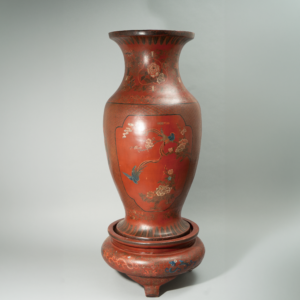 Lot 049 A LARGE RED-GROUND 'BIRDS AND FLOWERS' LACQUER VASE
LATE QING DYNASTY / REPUBLIC PERIOD
清末民国 红漆描金开光花鸟纹大瓶