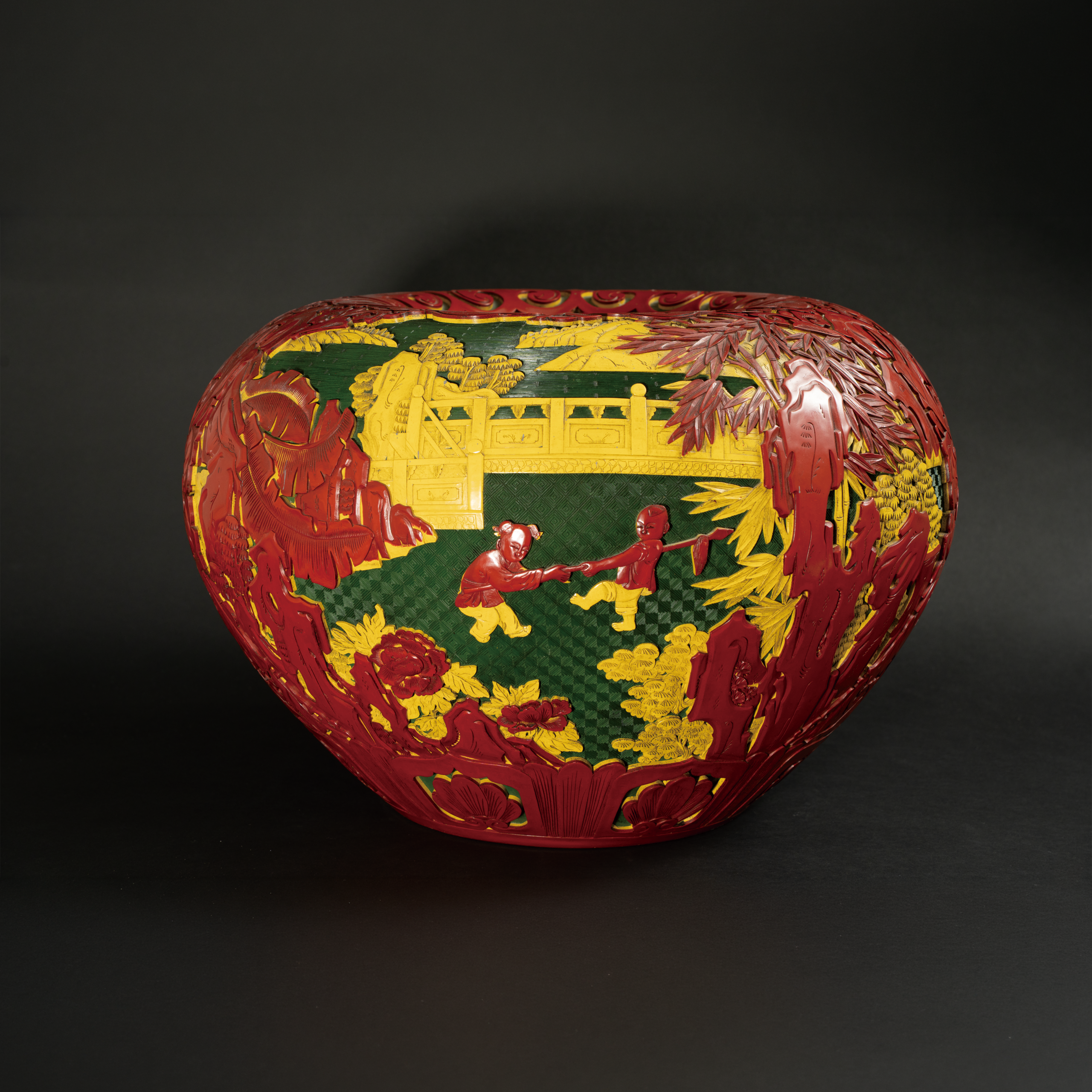 Lot 050 A LARGE MULTI-COLORED CINNABAR LACQUER 'BOYS AT PLAY' JAR
QING DYNASTY (1644–1911)
清 三色漆剔红“童子戏水图”大缸