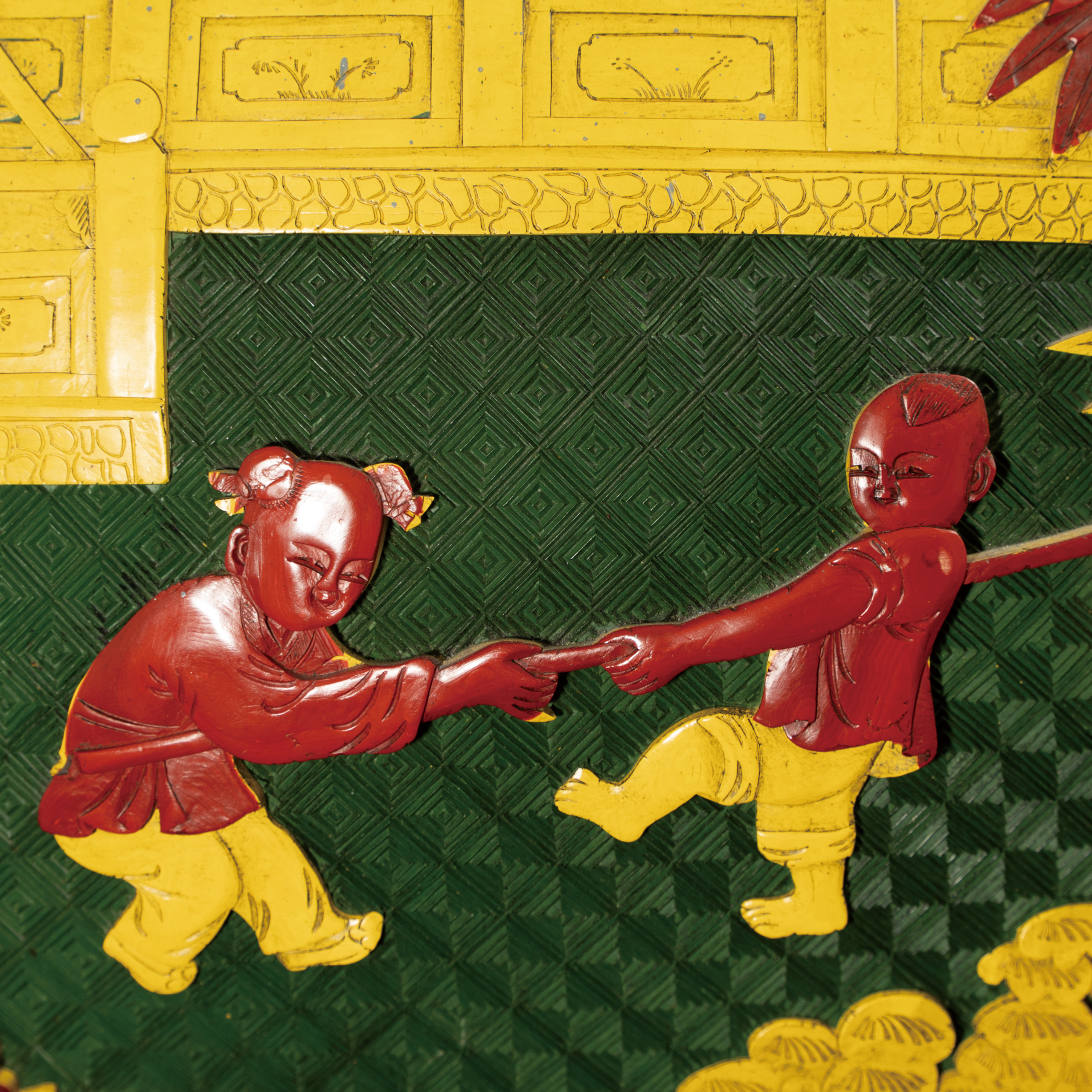 Lot 050 A LARGE MULTI-COLORED CINNABAR LACQUER 'BOYS AT PLAY' JAR
QING DYNASTY (1644–1911)
清 三色漆剔红“童子戏水图”大缸 - Image 2