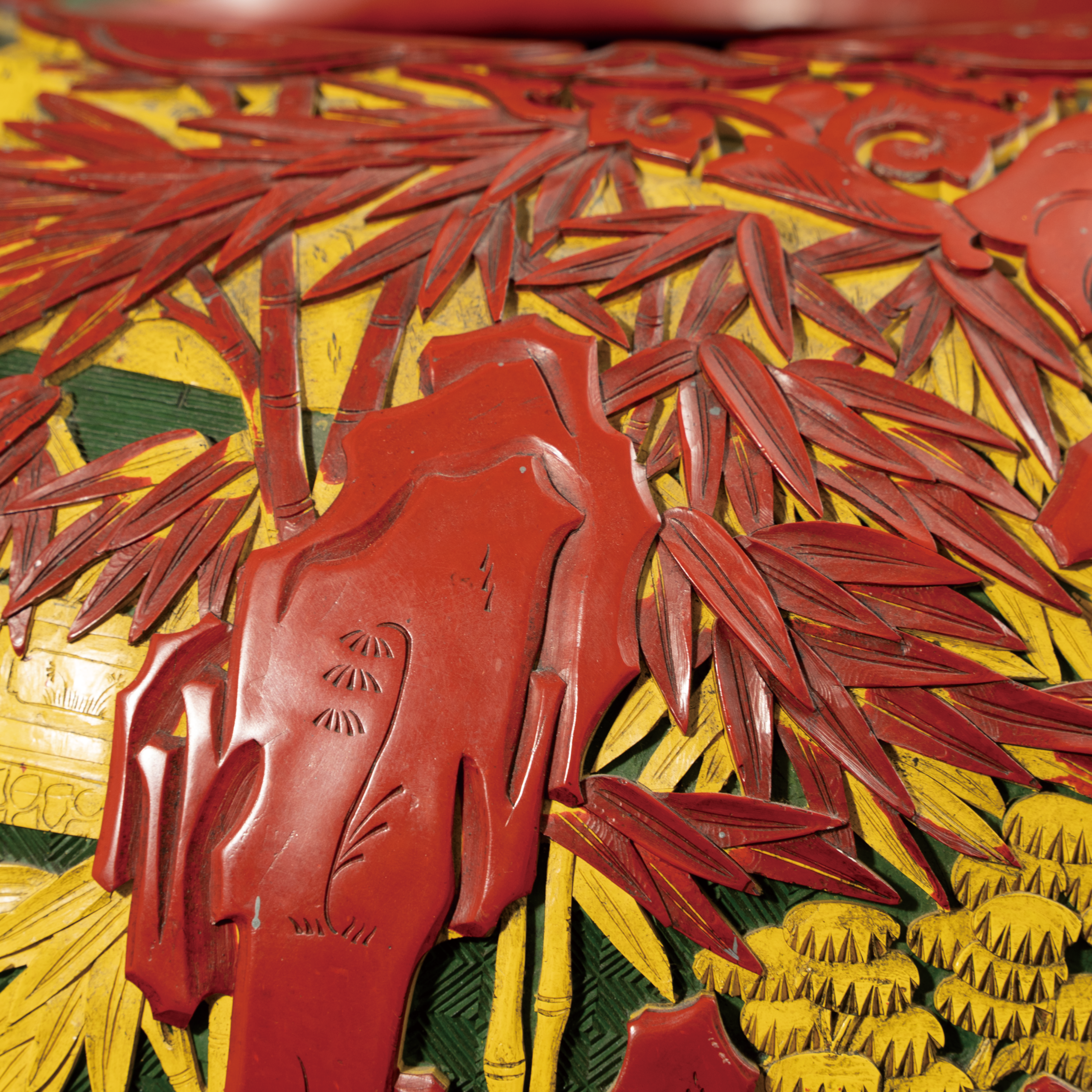 Lot 050 A LARGE MULTI-COLORED CINNABAR LACQUER 'BOYS AT PLAY' JAR
QING DYNASTY (1644–1911)
清 三色漆剔红“童子戏水图”大缸 - Image 3
