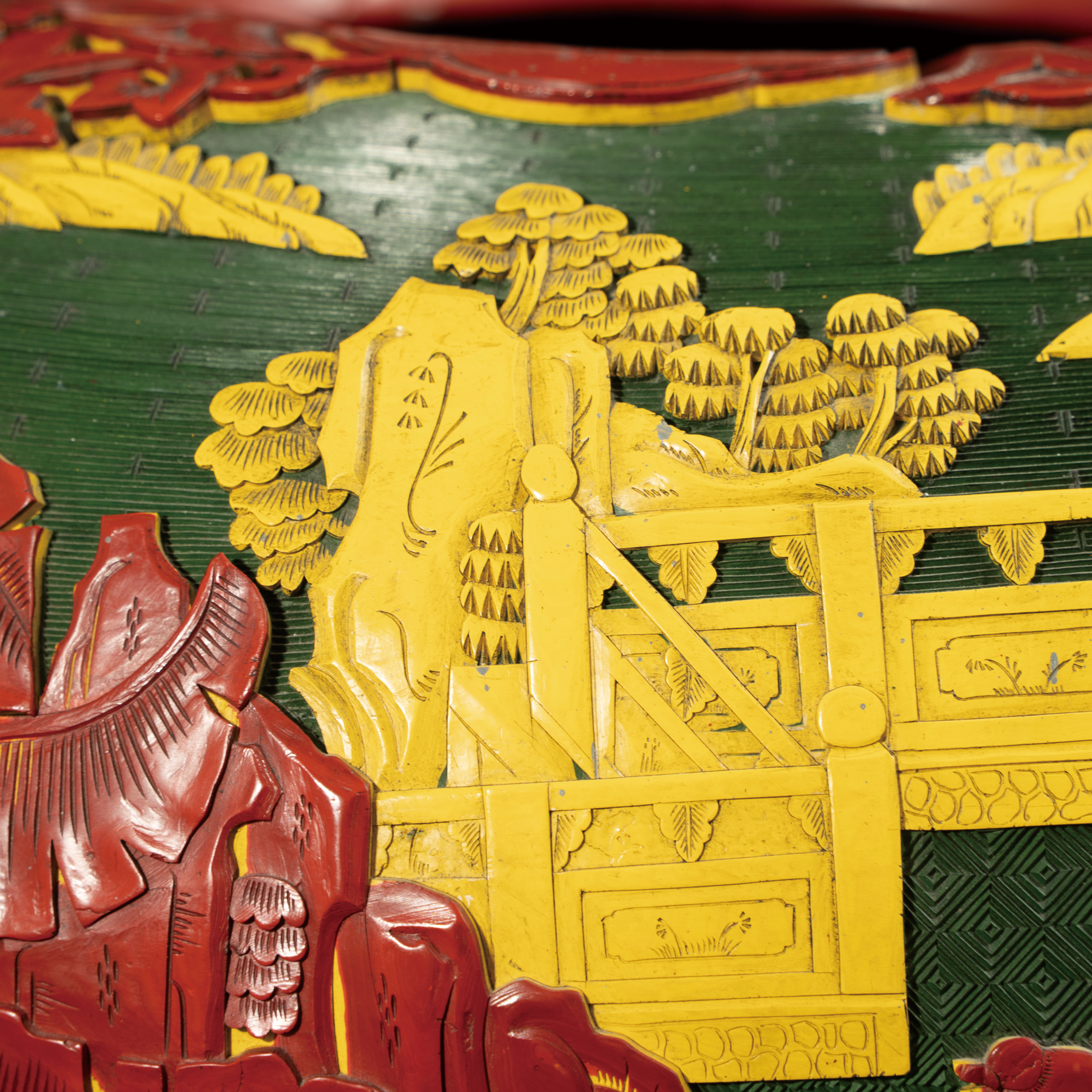 Lot 050 A LARGE MULTI-COLORED CINNABAR LACQUER 'BOYS AT PLAY' JAR
QING DYNASTY (1644–1911)
清 三色漆剔红“童子戏水图”大缸 - Image 4