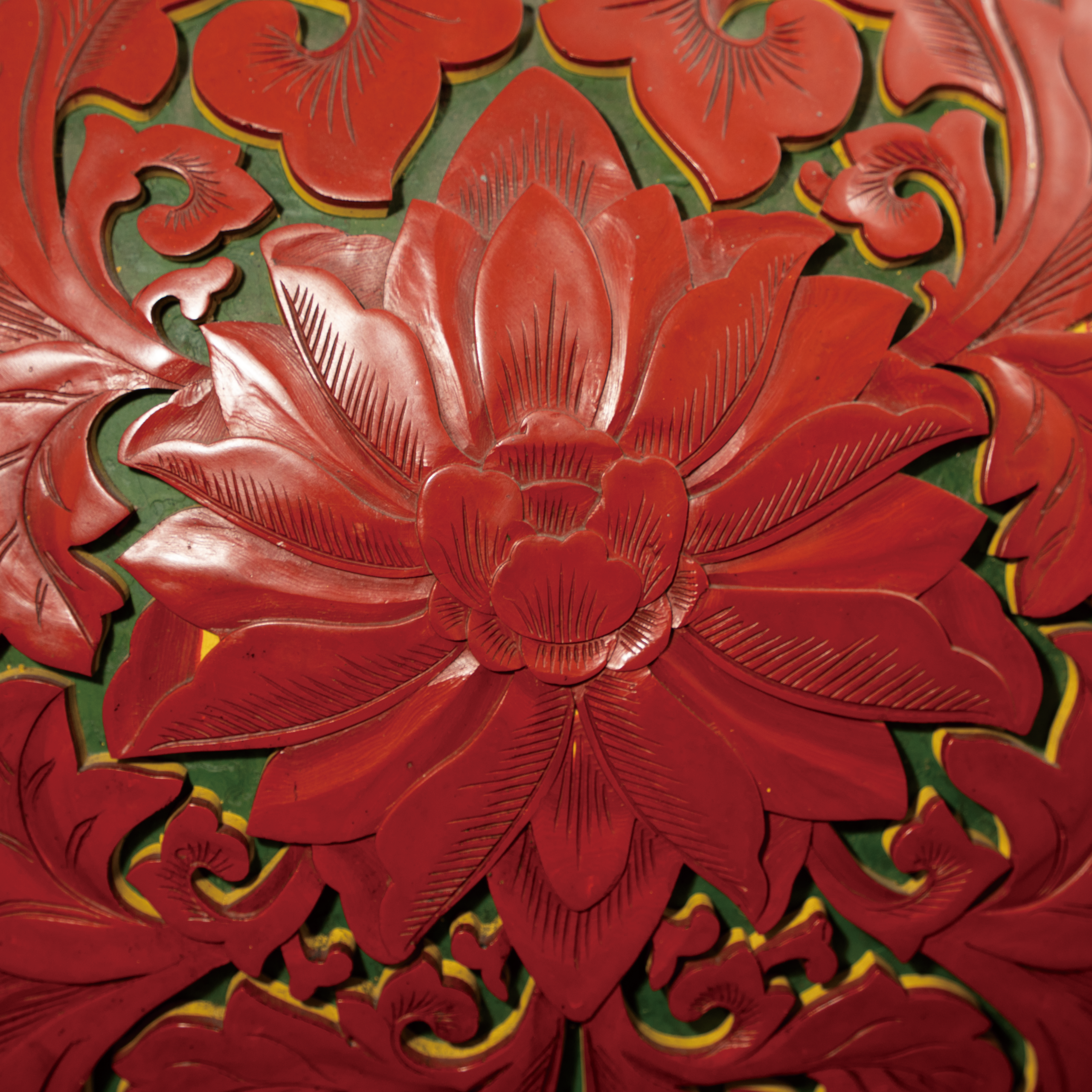 Lot 050 A LARGE MULTI-COLORED CINNABAR LACQUER 'BOYS AT PLAY' JAR
QING DYNASTY (1644–1911)
清 三色漆剔红“童子戏水图”大缸 - Image 5