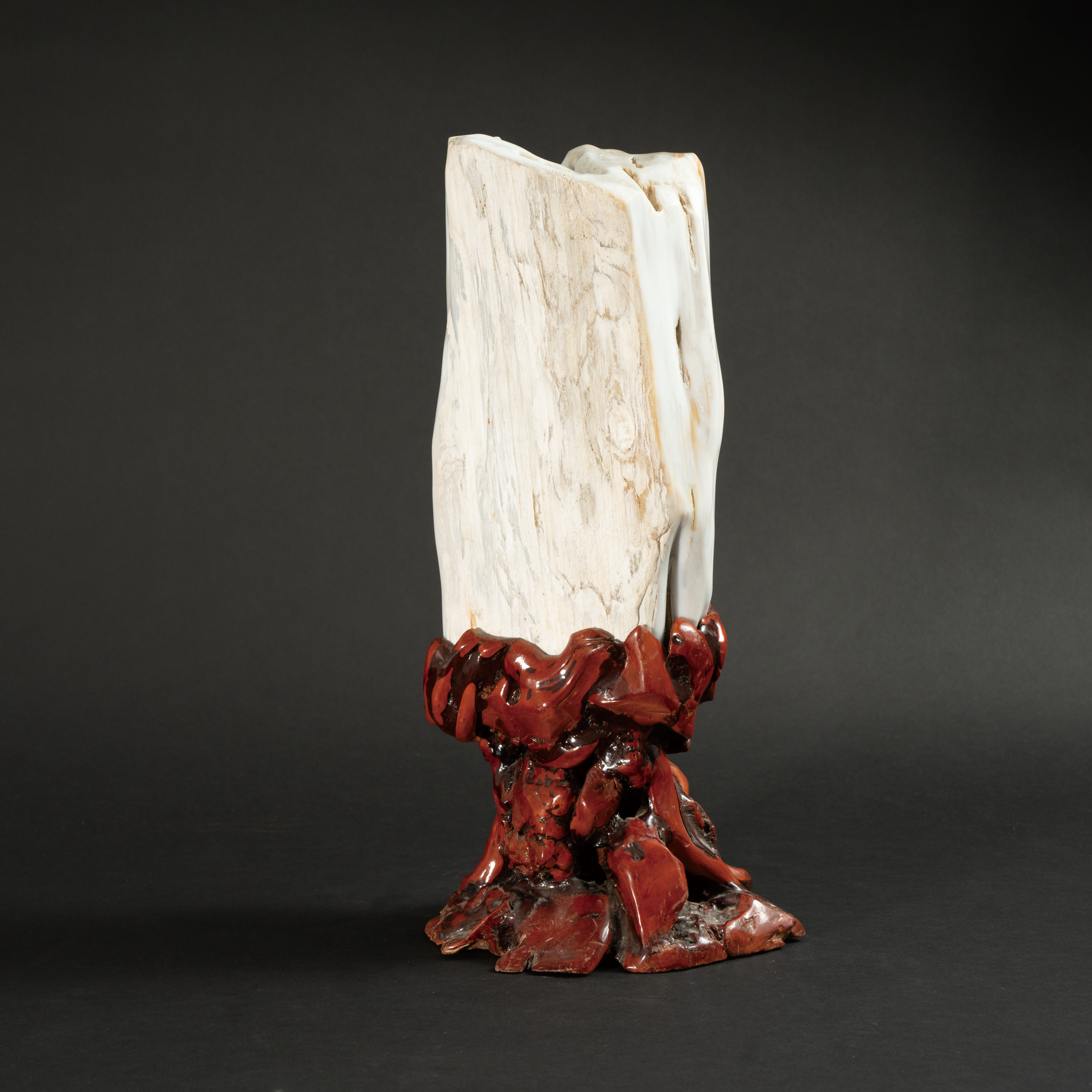 Lot 052 A LARGE PETRIFIED WOOD SCHOLAR'S ROCK
QING DYNASTY (1644–1911)
清 木化石供