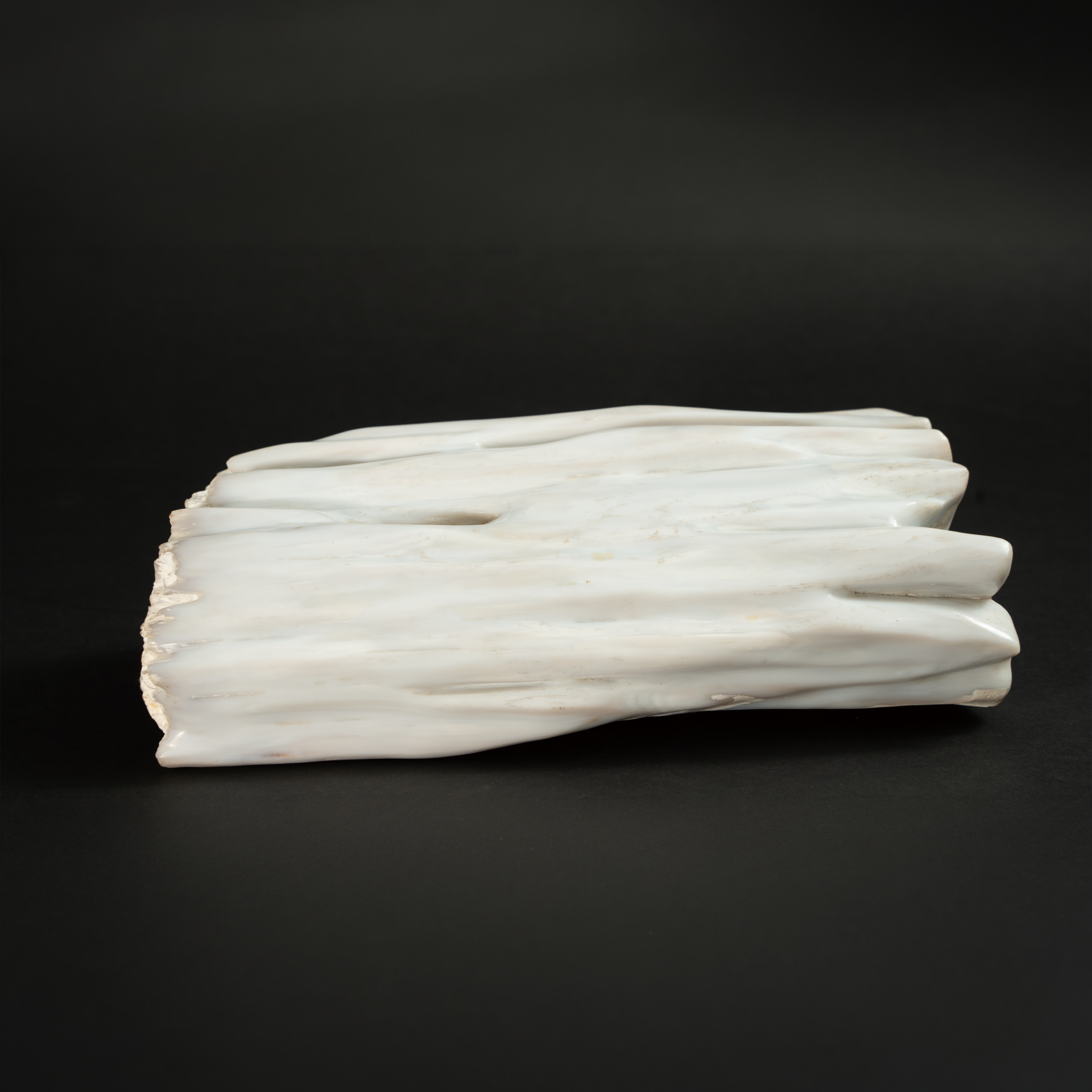 Lot 052 A LARGE PETRIFIED WOOD SCHOLAR'S ROCK
QING DYNASTY (1644–1911)
清 木化石供 - Image 2
