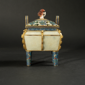 Lot 053 A JADE-INSET CLOISONNE ENAMEL SQUARE INCENSE BURNER AND COVER
QIANLONG PERIOD (1736–1795)
清乾隆 掐丝珐琅嵌玉饕餮纹四足方鼎式炉