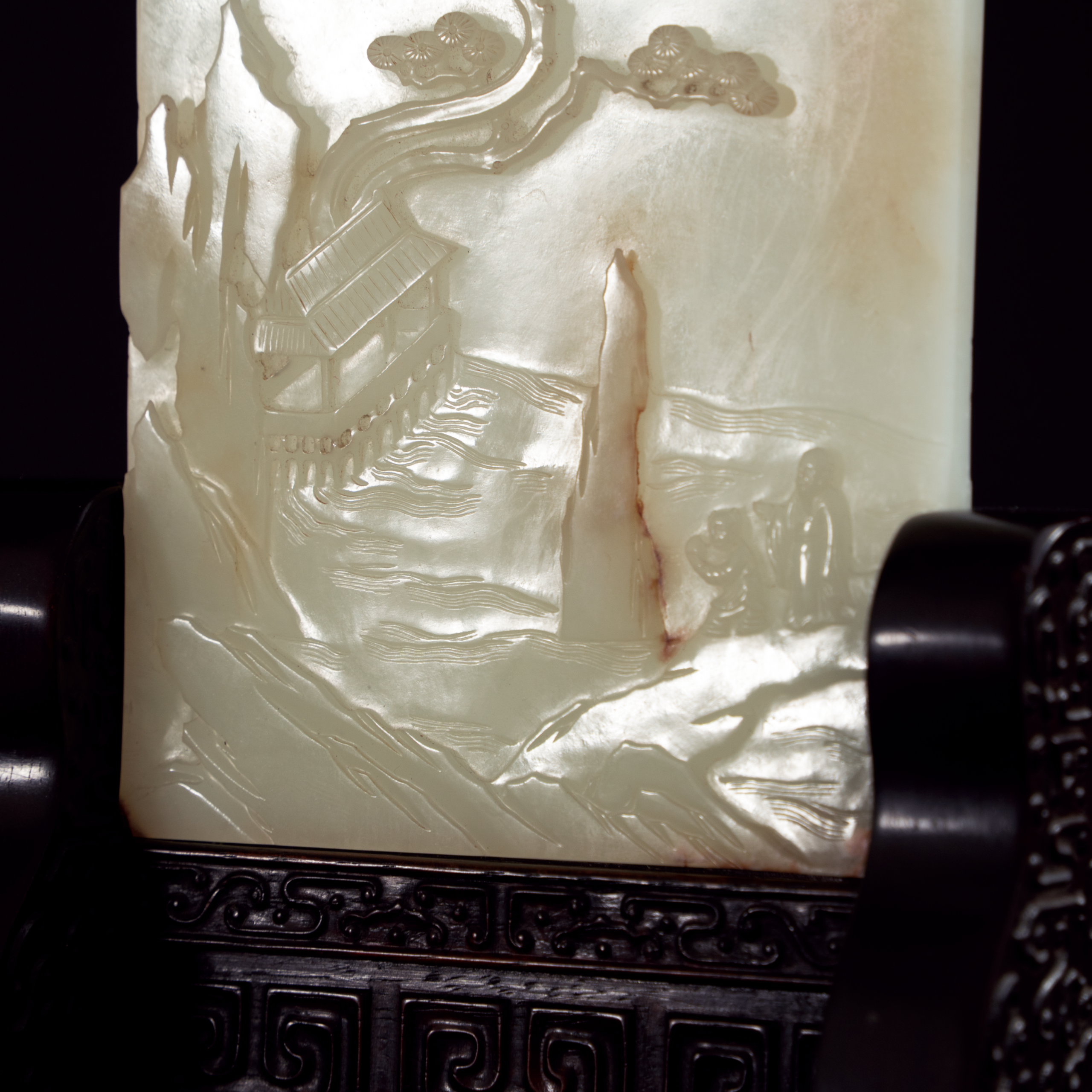 Lot 054 A RARE WHITE JADE 'LANDSCAPE AND POEM' TABLE SCREEN
QING DYNASTY, 18TH - 19TH CENTURY
清代 白玉带皮雕山水人物诗文插屏 - Image 5