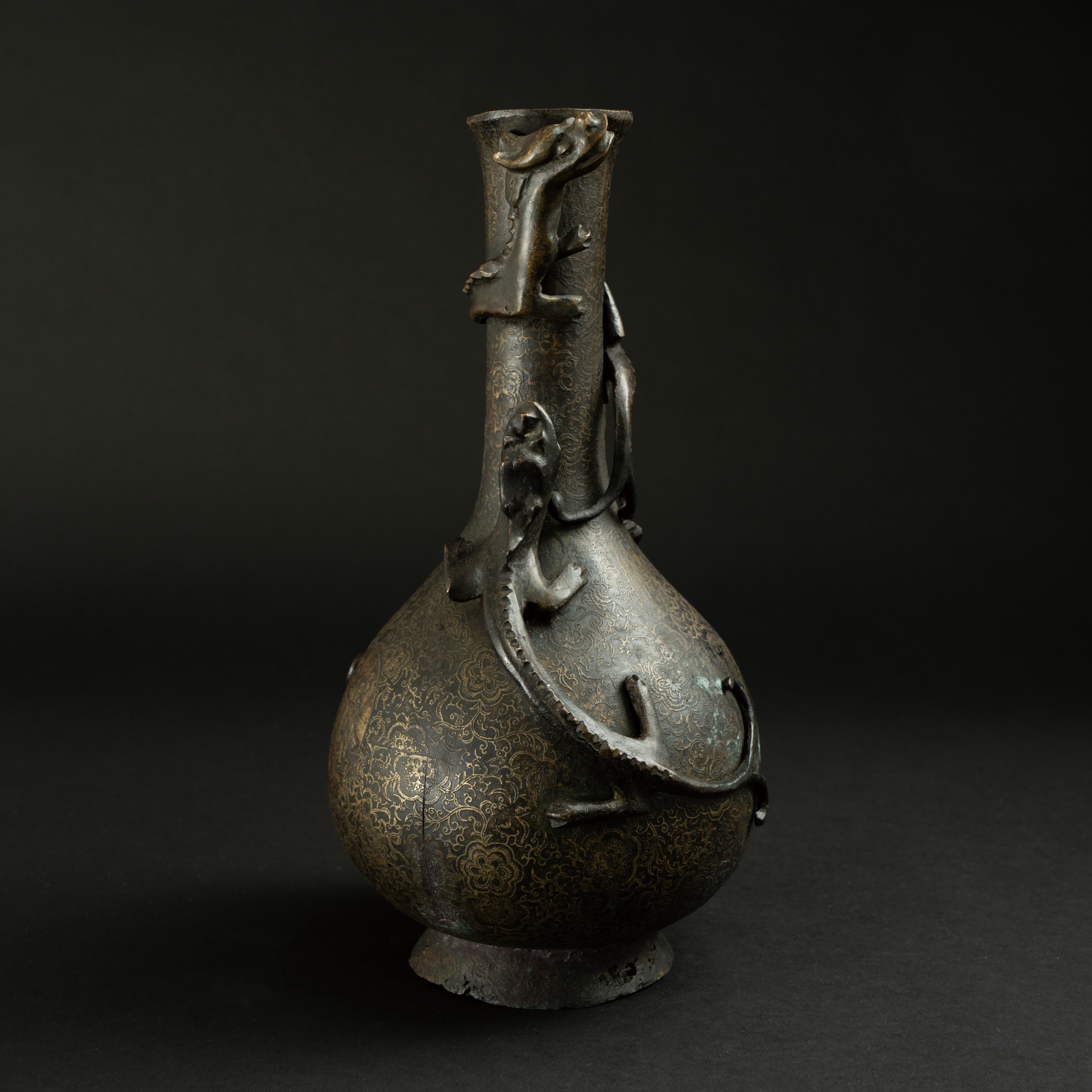 Lot 057 A GOLD-INLAID BRONZE 'CHI-DRAGON' VASE
Wanli PERIOD, MING DYNASTY
明 万历 铜嵌金螭龙纹长颈瓶