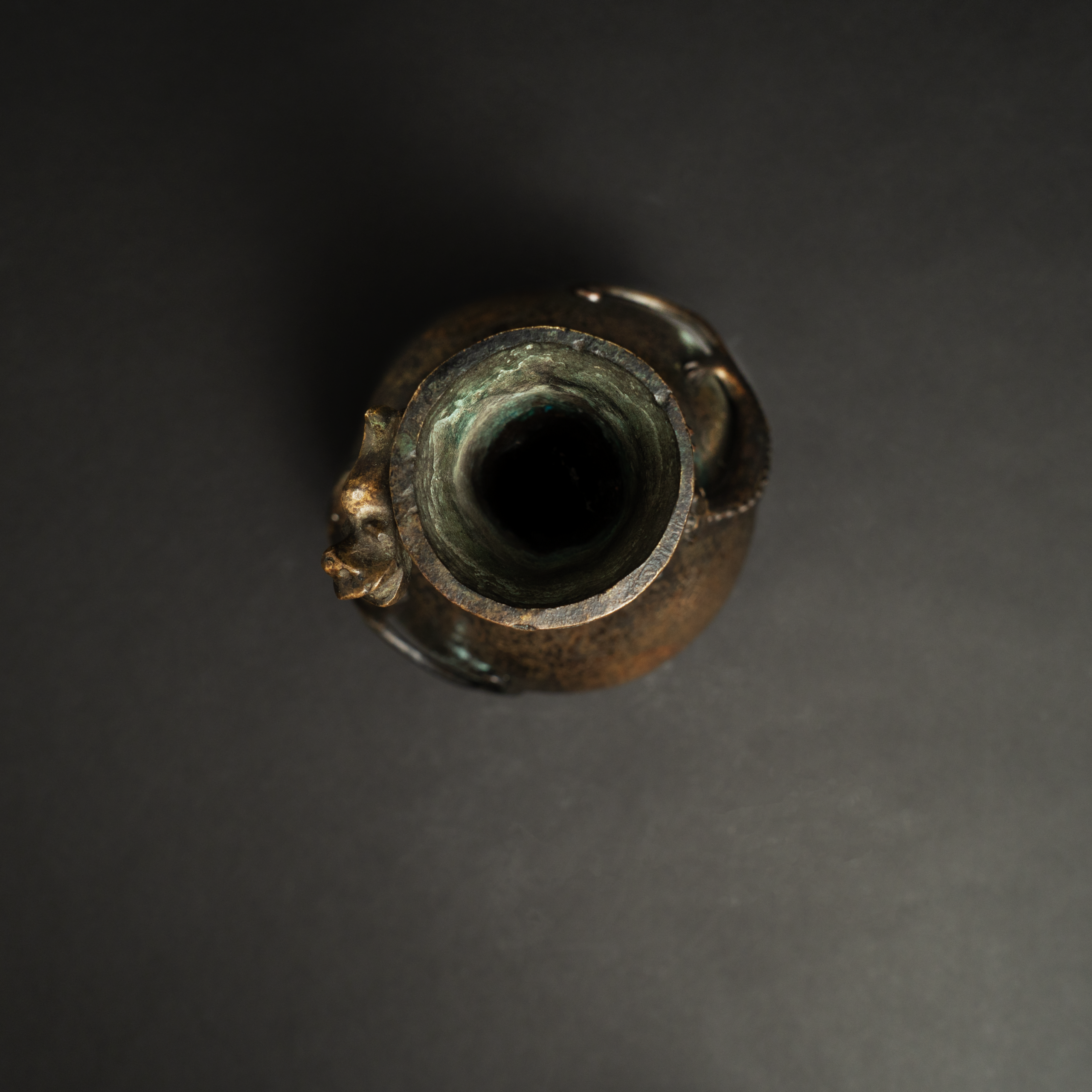 Lot 057 A GOLD-INLAID BRONZE 'CHI-DRAGON' VASE
Wanli PERIOD, MING DYNASTY
明 万历 铜嵌金螭龙纹长颈瓶 - Image 2