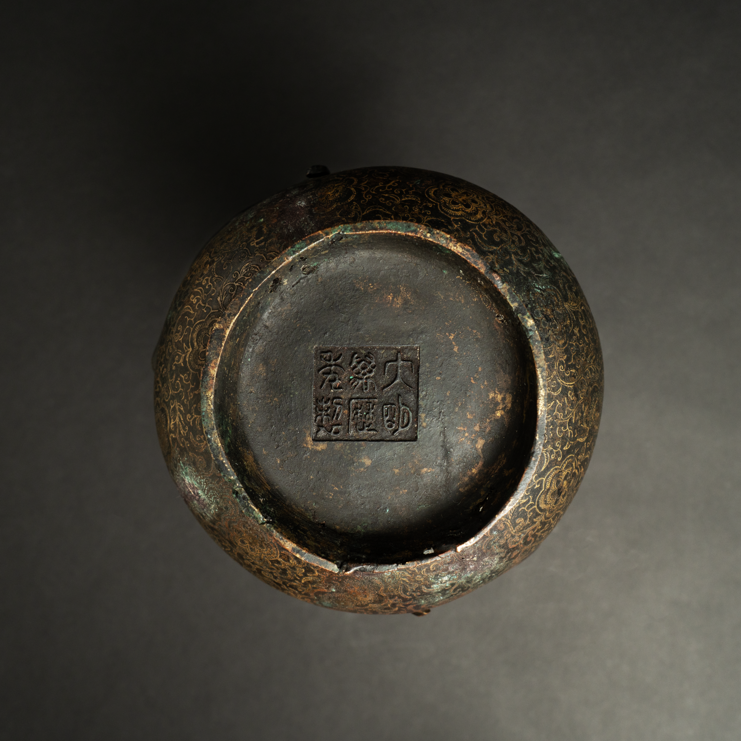 Lot 057 A GOLD-INLAID BRONZE 'CHI-DRAGON' VASE
Wanli PERIOD, MING DYNASTY
明 万历 铜嵌金螭龙纹长颈瓶 - Image 3
