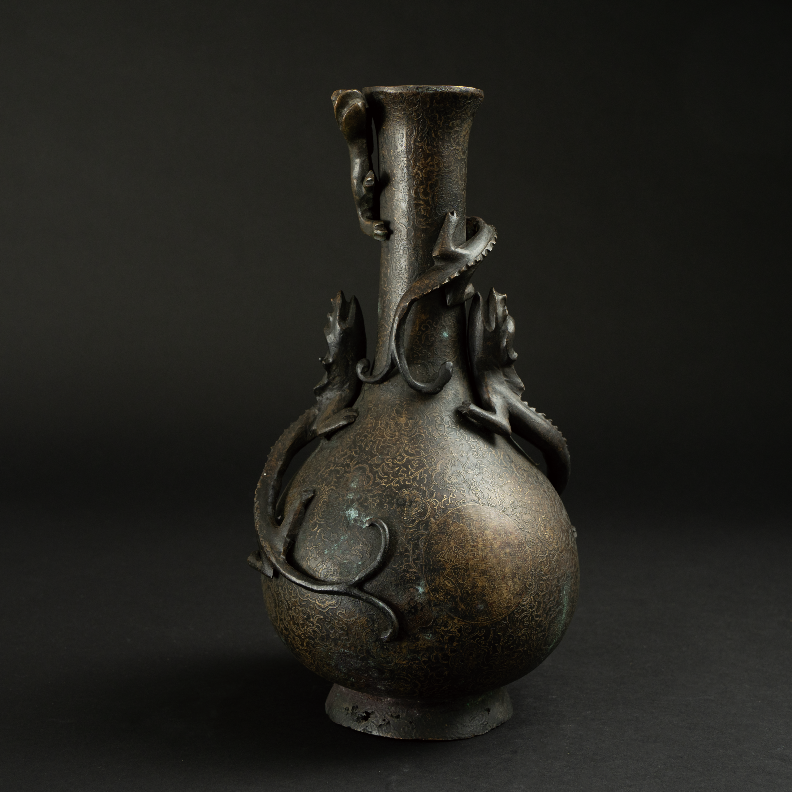 Lot 057 A GOLD-INLAID BRONZE 'CHI-DRAGON' VASE
Wanli PERIOD, MING DYNASTY
明 万历 铜嵌金螭龙纹长颈瓶 - Image 4