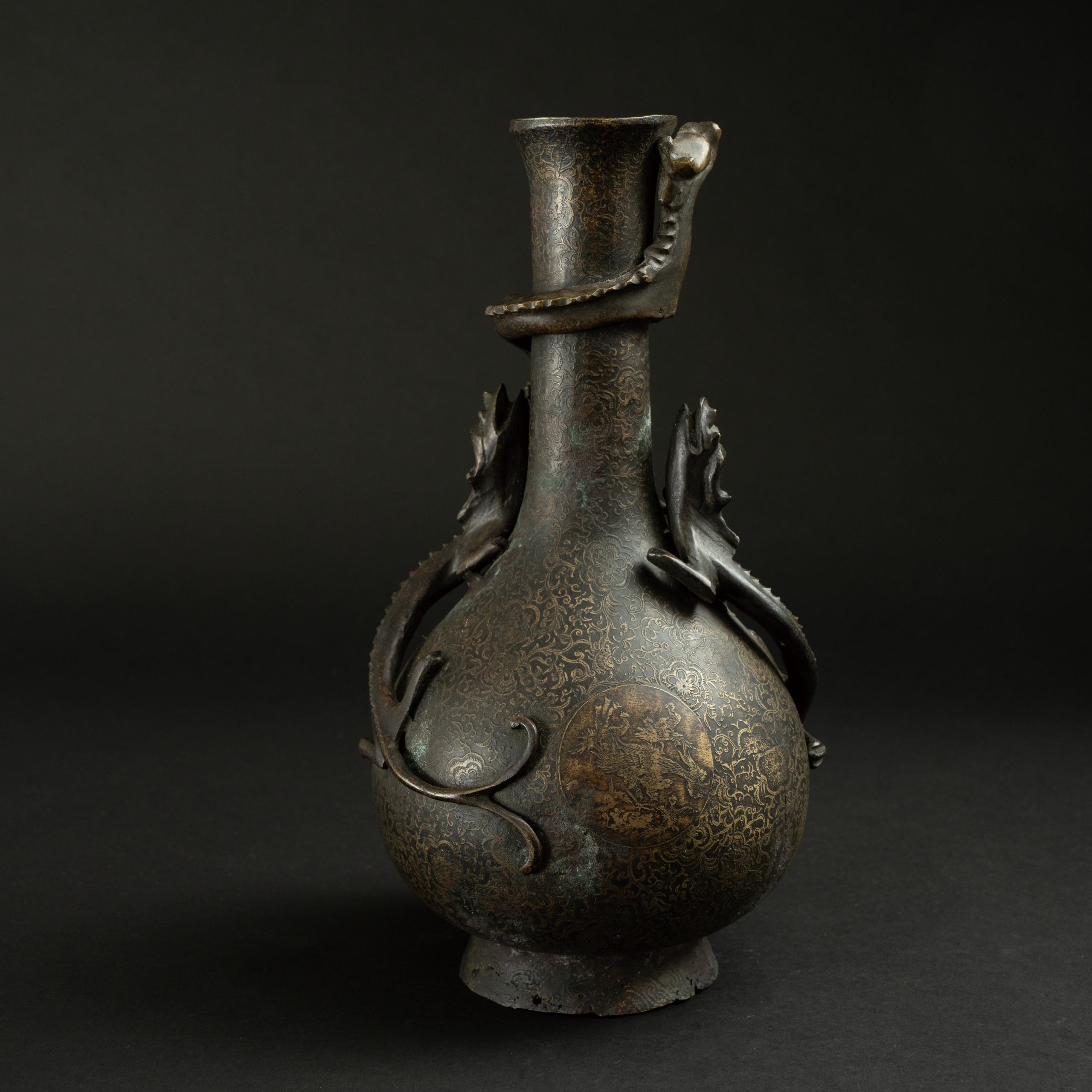 Lot 057 A GOLD-INLAID BRONZE 'CHI-DRAGON' VASE
Wanli PERIOD, MING DYNASTY
明 万历 铜嵌金螭龙纹长颈瓶 - Image 5
