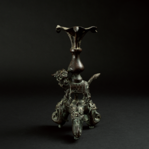 Lot 058 A RARE BRONZE 'MYTHICAL BEAST' CANDLE HOLDER
SONG DYNASTY
宋 铜瑞兽驮宝瓶烛台