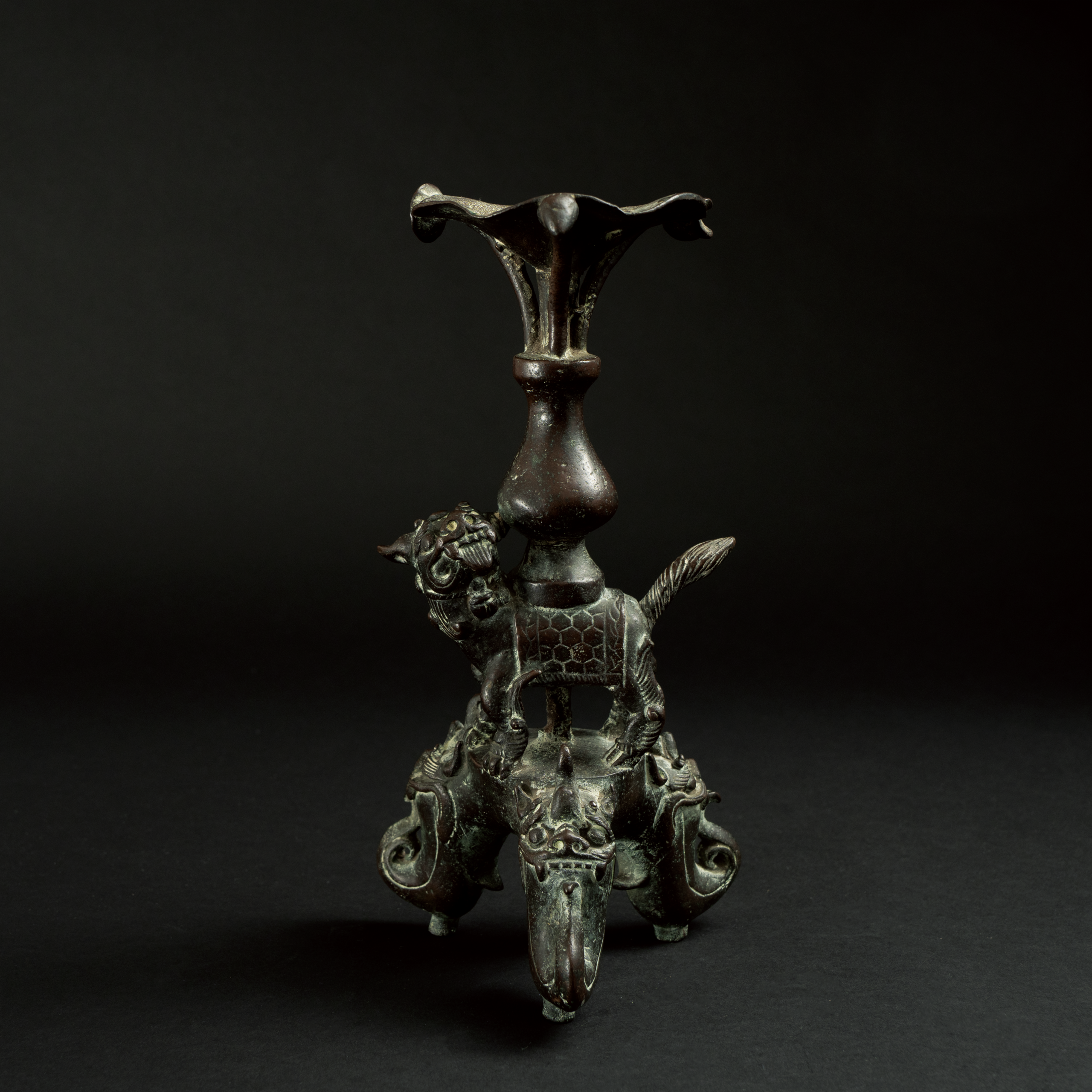 Lot 058 A RARE BRONZE 'MYTHICAL BEAST' CANDLE HOLDER
SONG DYNASTY
宋 铜瑞兽驮宝瓶烛台