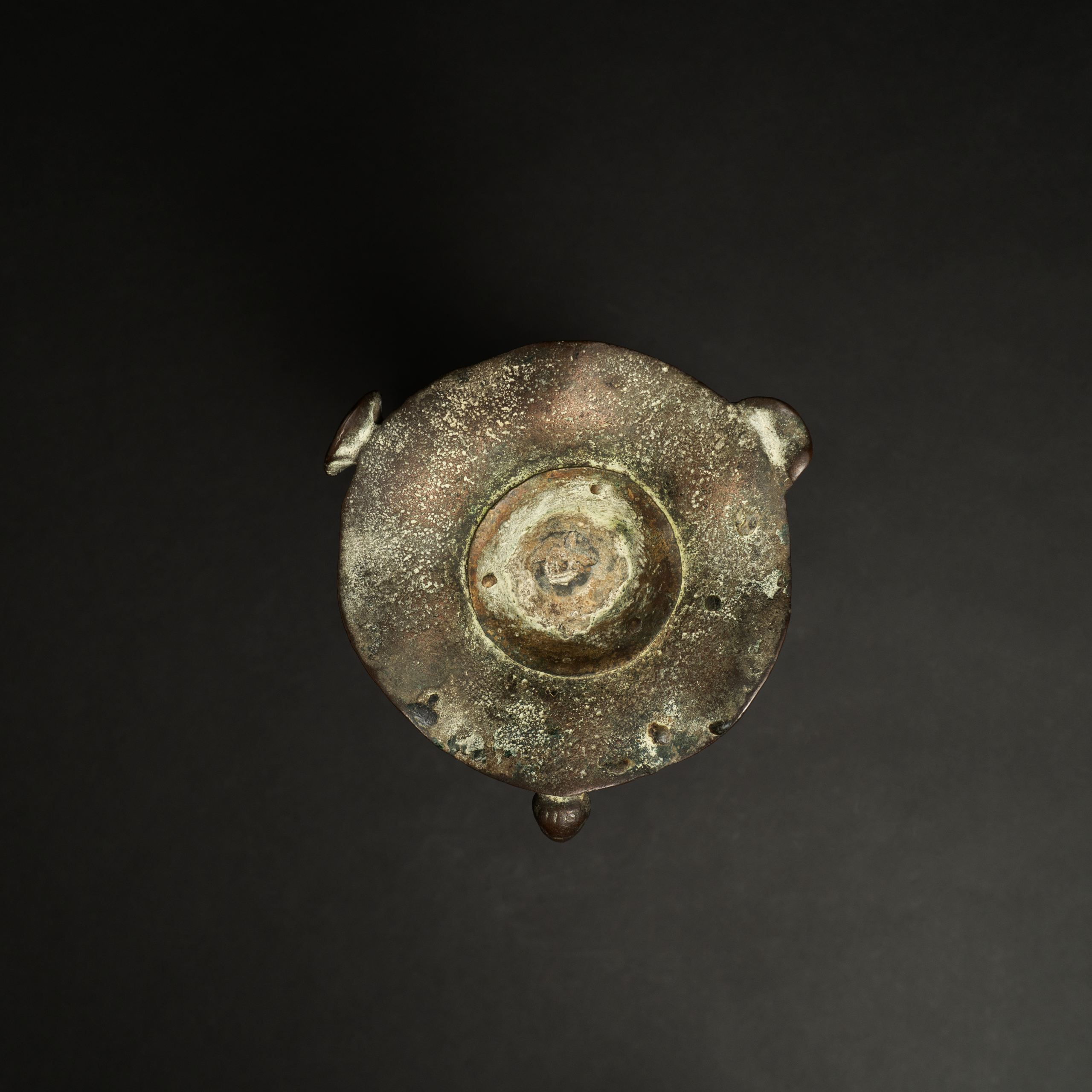 Lot 058 A RARE BRONZE 'MYTHICAL BEAST' CANDLE HOLDER
SONG DYNASTY
宋 铜瑞兽驮宝瓶烛台 - Image 2