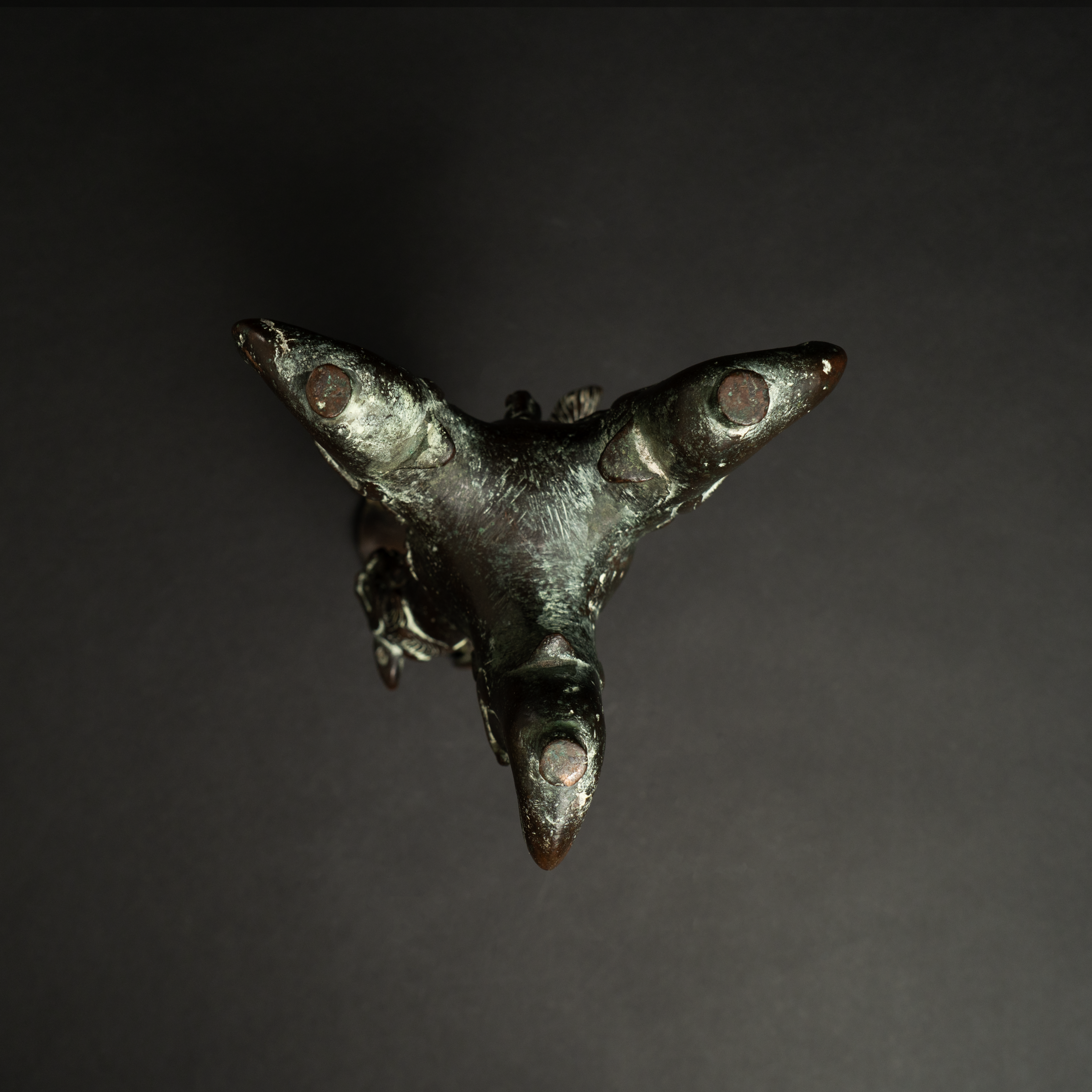 Lot 058 A RARE BRONZE 'MYTHICAL BEAST' CANDLE HOLDER
SONG DYNASTY
宋 铜瑞兽驮宝瓶烛台 - Image 3