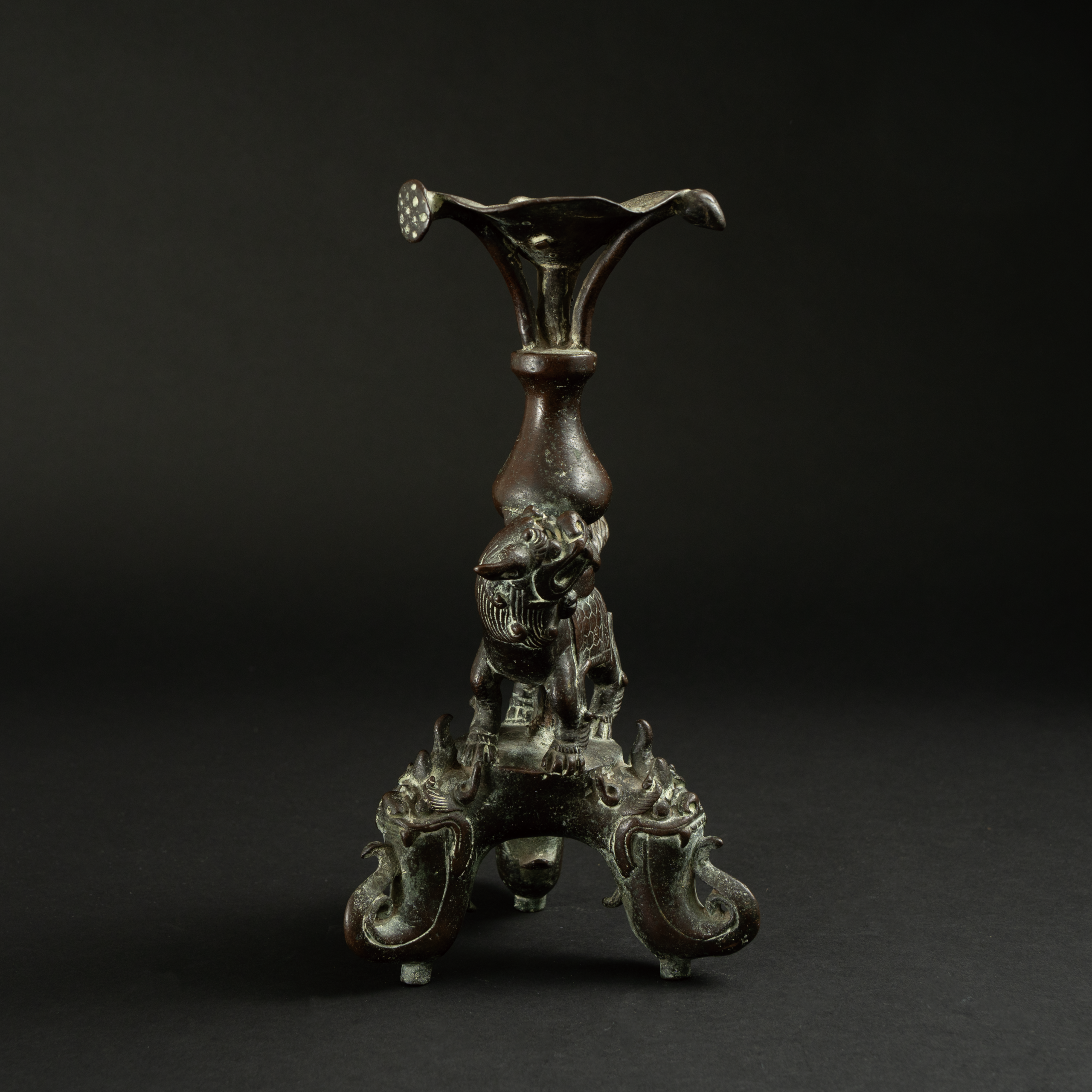 Lot 058 A RARE BRONZE 'MYTHICAL BEAST' CANDLE HOLDER
SONG DYNASTY
宋 铜瑞兽驮宝瓶烛台 - Image 4