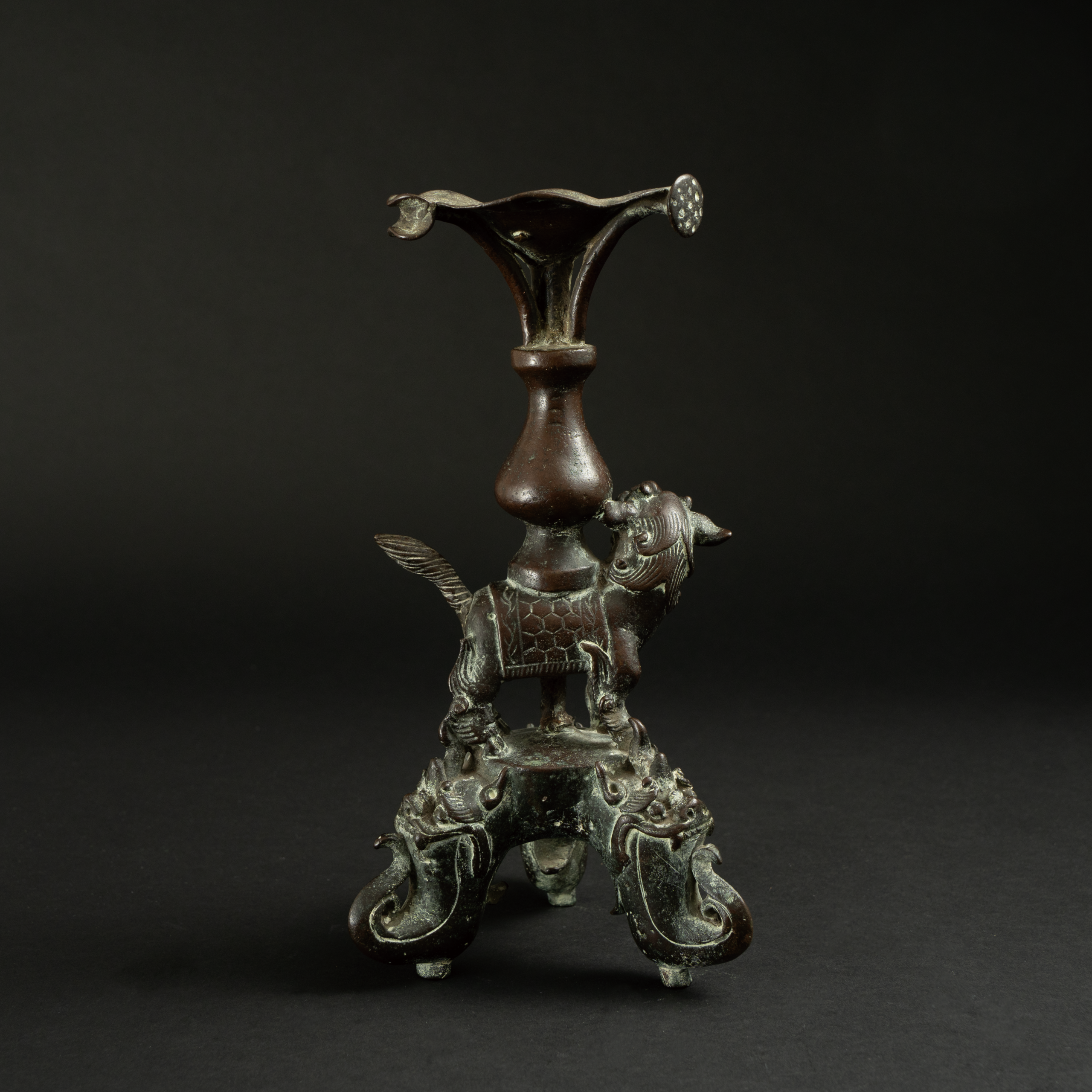 Lot 058 A RARE BRONZE 'MYTHICAL BEAST' CANDLE HOLDER
SONG DYNASTY
宋 铜瑞兽驮宝瓶烛台 - Image 5