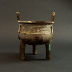 Lot 059 AN ARCHAIC BRONZE RITUAL FOOD VESSEL, DING
SHANG DYNASTY (C. 1600–1046 BC)
商 青铜饕餮纹鼎