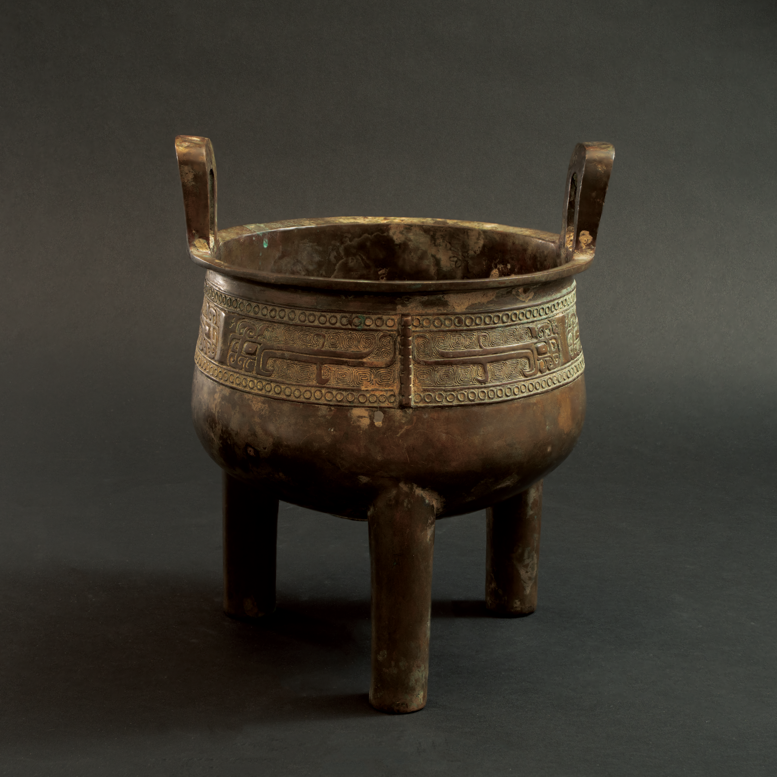 Lot 059 AN ARCHAIC BRONZE RITUAL FOOD VESSEL, DING
SHANG DYNASTY (C. 1600–1046 BC)
商 青铜饕餮纹鼎 - Image 2