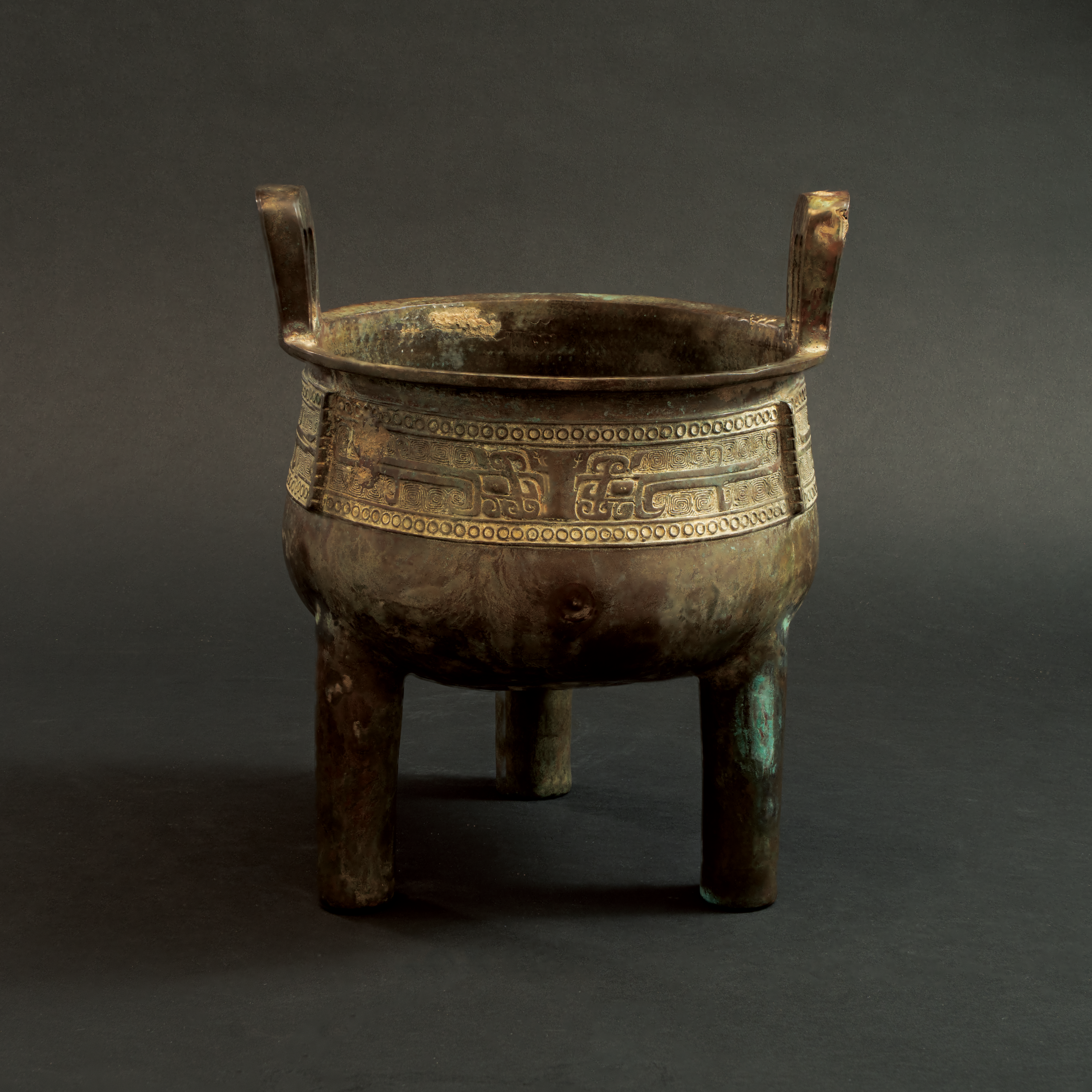 Lot 059 AN ARCHAIC BRONZE RITUAL FOOD VESSEL, DING
SHANG DYNASTY (C. 1600–1046 BC)
商 青铜饕餮纹鼎 - Image 3