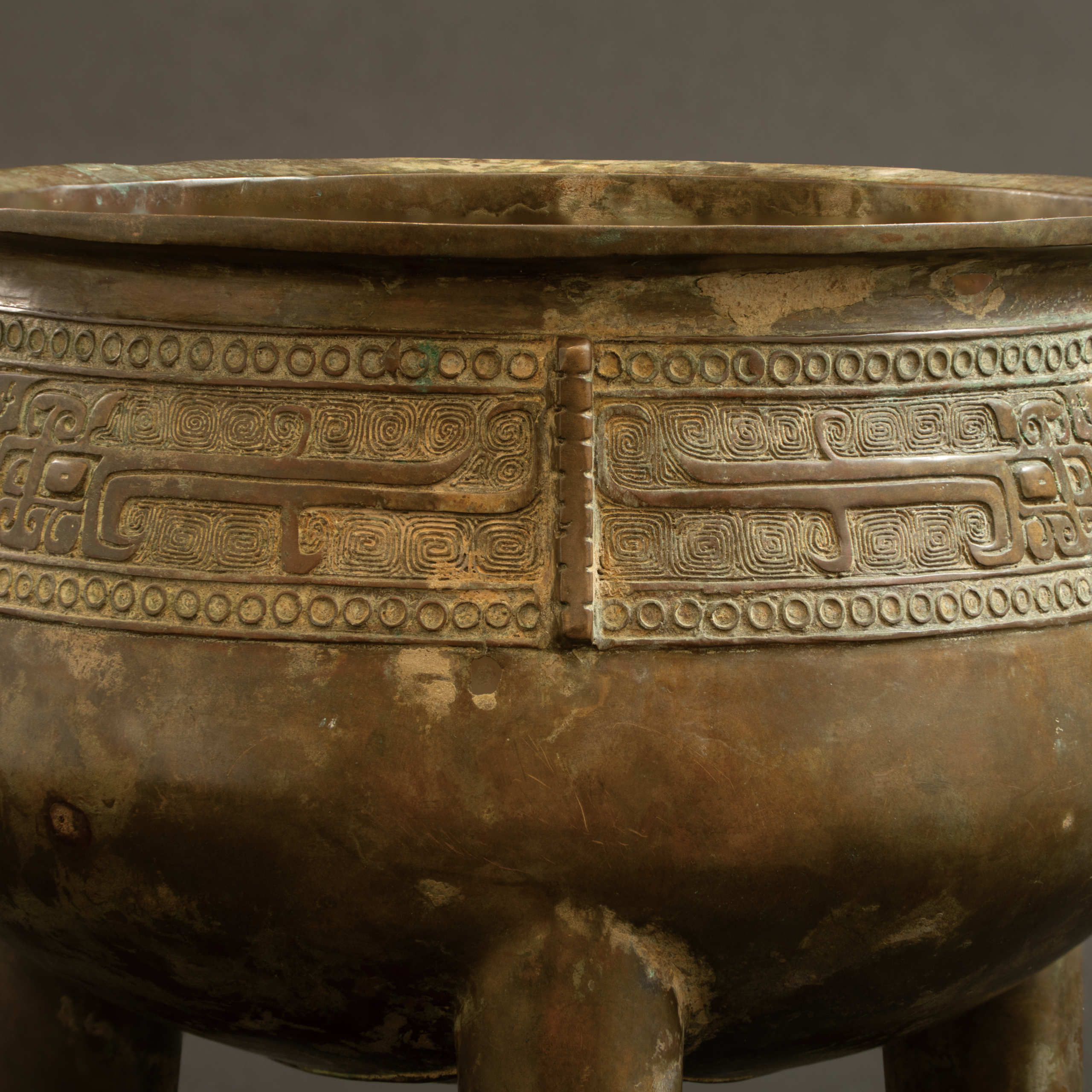 Lot 059 AN ARCHAIC BRONZE RITUAL FOOD VESSEL, DING
SHANG DYNASTY (C. 1600–1046 BC)
商 青铜饕餮纹鼎 - Image 4