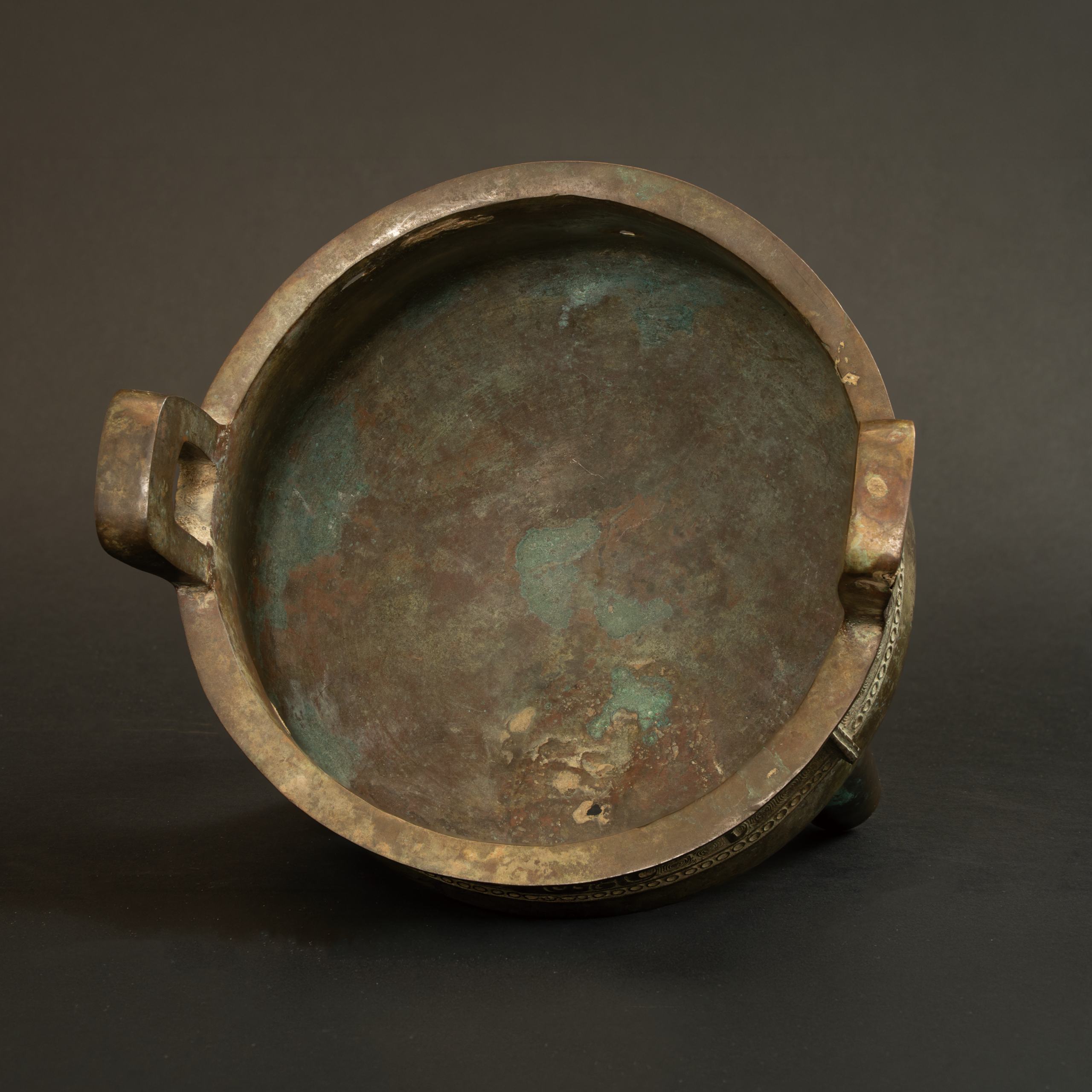 Lot 059 AN ARCHAIC BRONZE RITUAL FOOD VESSEL, DING
SHANG DYNASTY (C. 1600–1046 BC)
商 青铜饕餮纹鼎 - Image 5