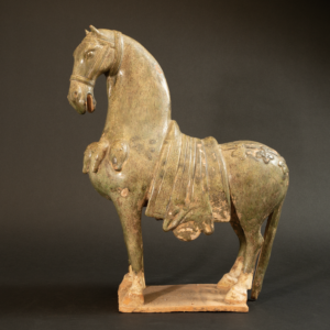 Lot 060 A STRAW-GLAZED POTTERY FIGURE OF A STANDING HORSE
TANG DYNASTY (618–907)
唐 绿釉陶马