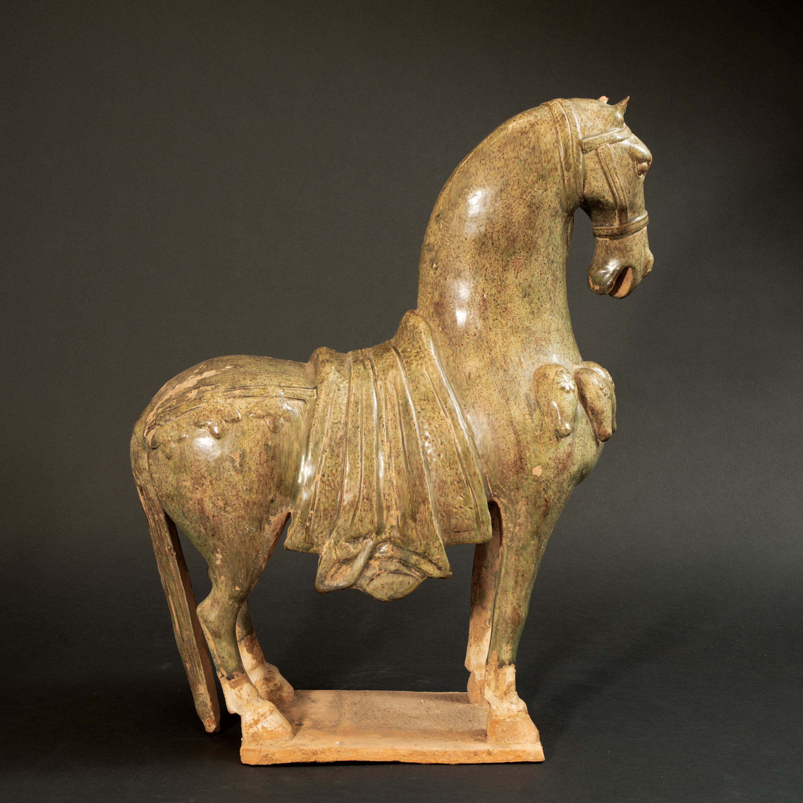 Lot 060 A STRAW-GLAZED POTTERY FIGURE OF A STANDING HORSE
TANG DYNASTY (618–907)
唐 绿釉陶马 - Image 2
