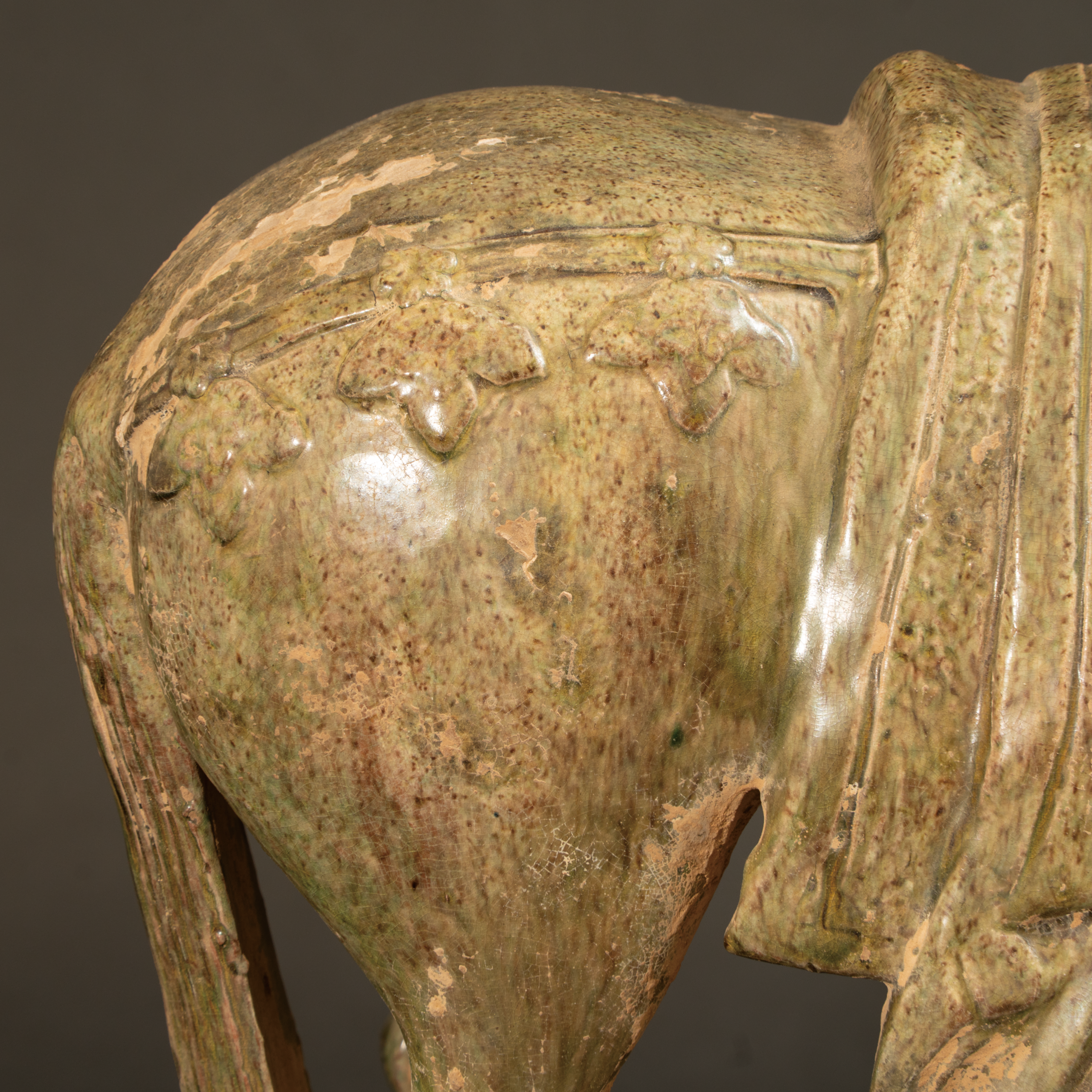 Lot 060 A STRAW-GLAZED POTTERY FIGURE OF A STANDING HORSE
TANG DYNASTY (618–907)
唐 绿釉陶马 - Image 3
