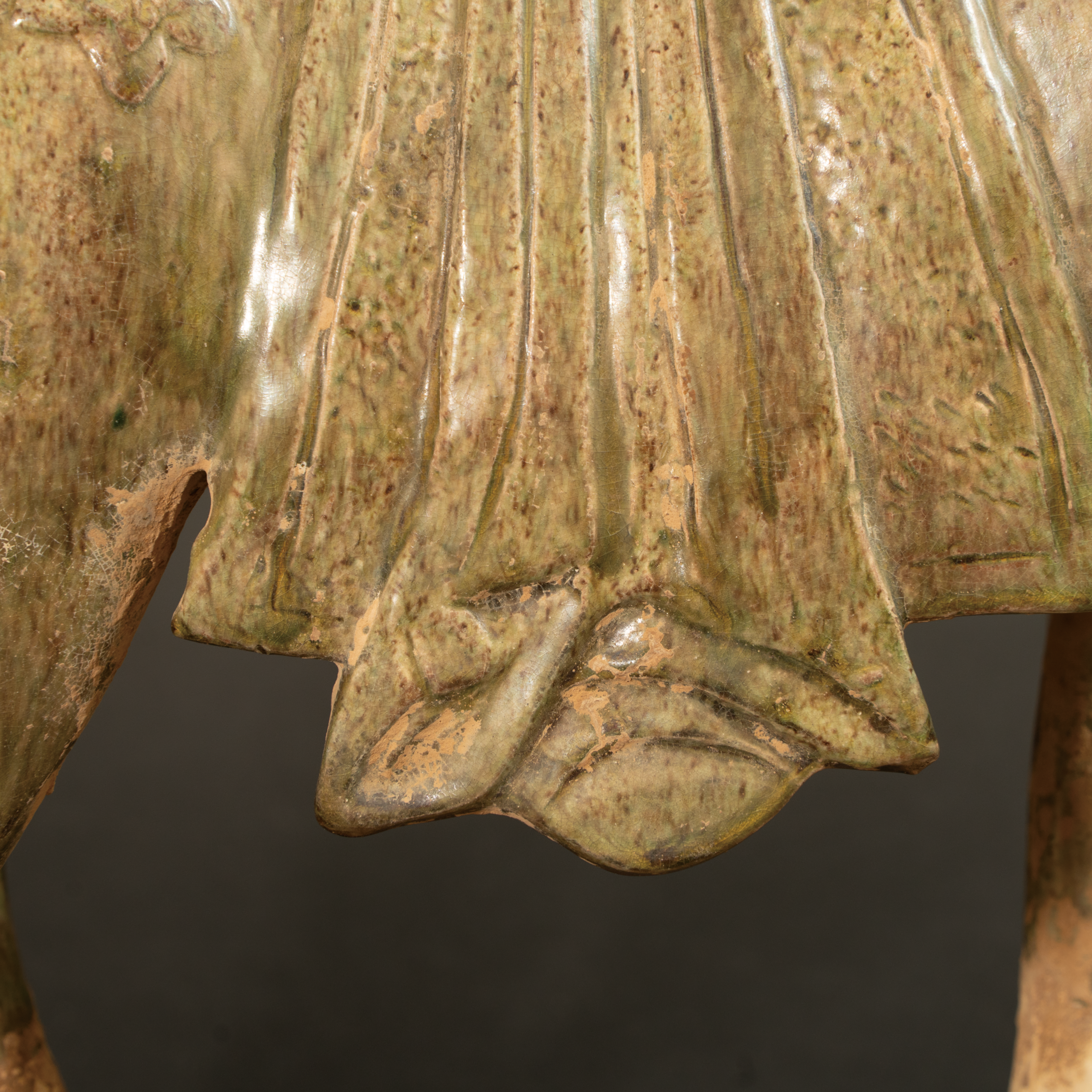 Lot 060 A STRAW-GLAZED POTTERY FIGURE OF A STANDING HORSE
TANG DYNASTY (618–907)
唐 绿釉陶马 - Image 4