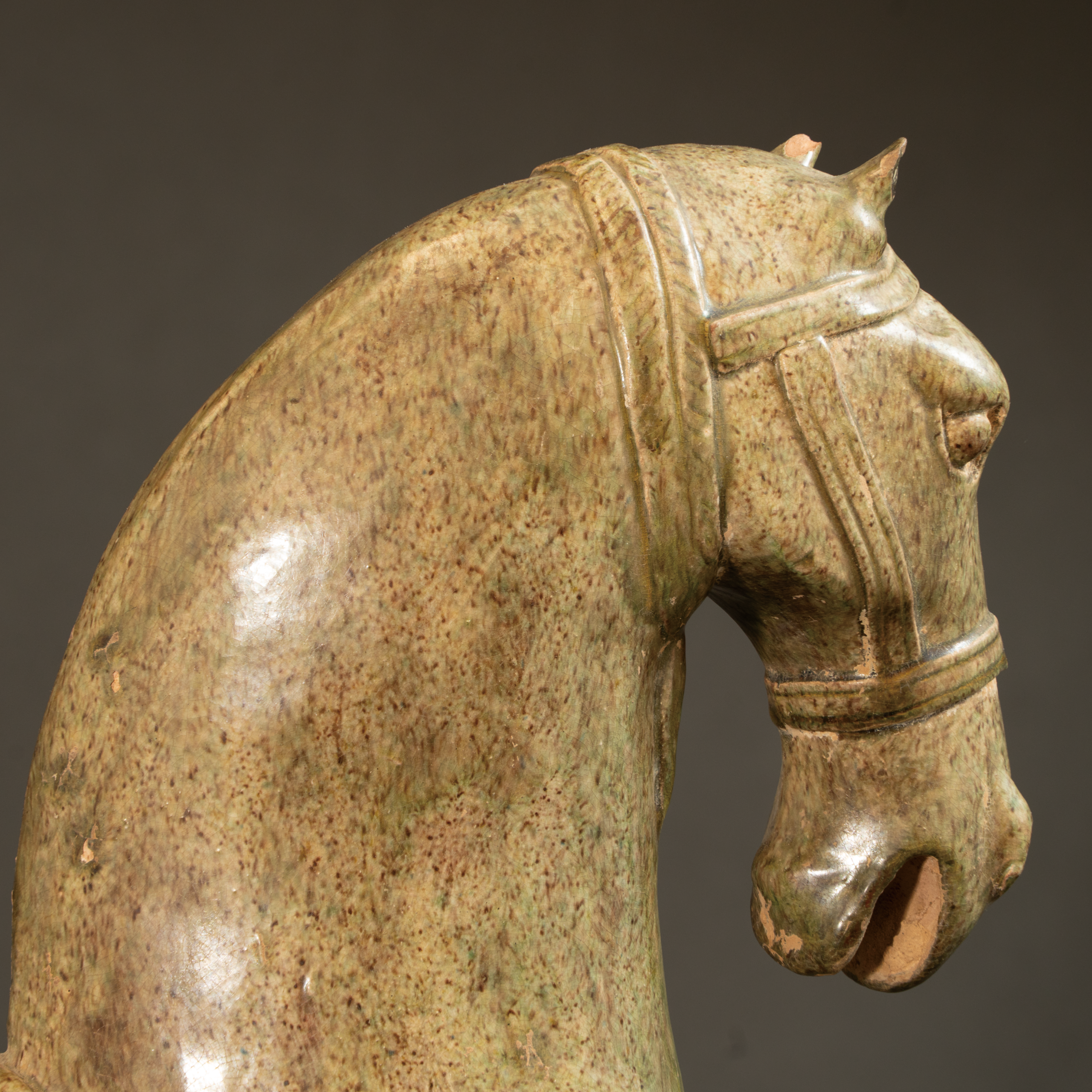 Lot 060 A STRAW-GLAZED POTTERY FIGURE OF A STANDING HORSE
TANG DYNASTY (618–907)
唐 绿釉陶马 - Image 5