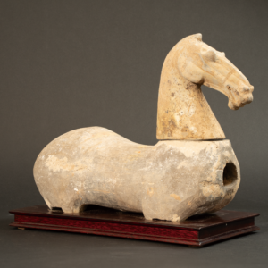 Lot 061 A POTTERY FIGURE OF A RECLINING HORSE
HAN DYNASTY (206 BC–AD 220)
汉 陶马