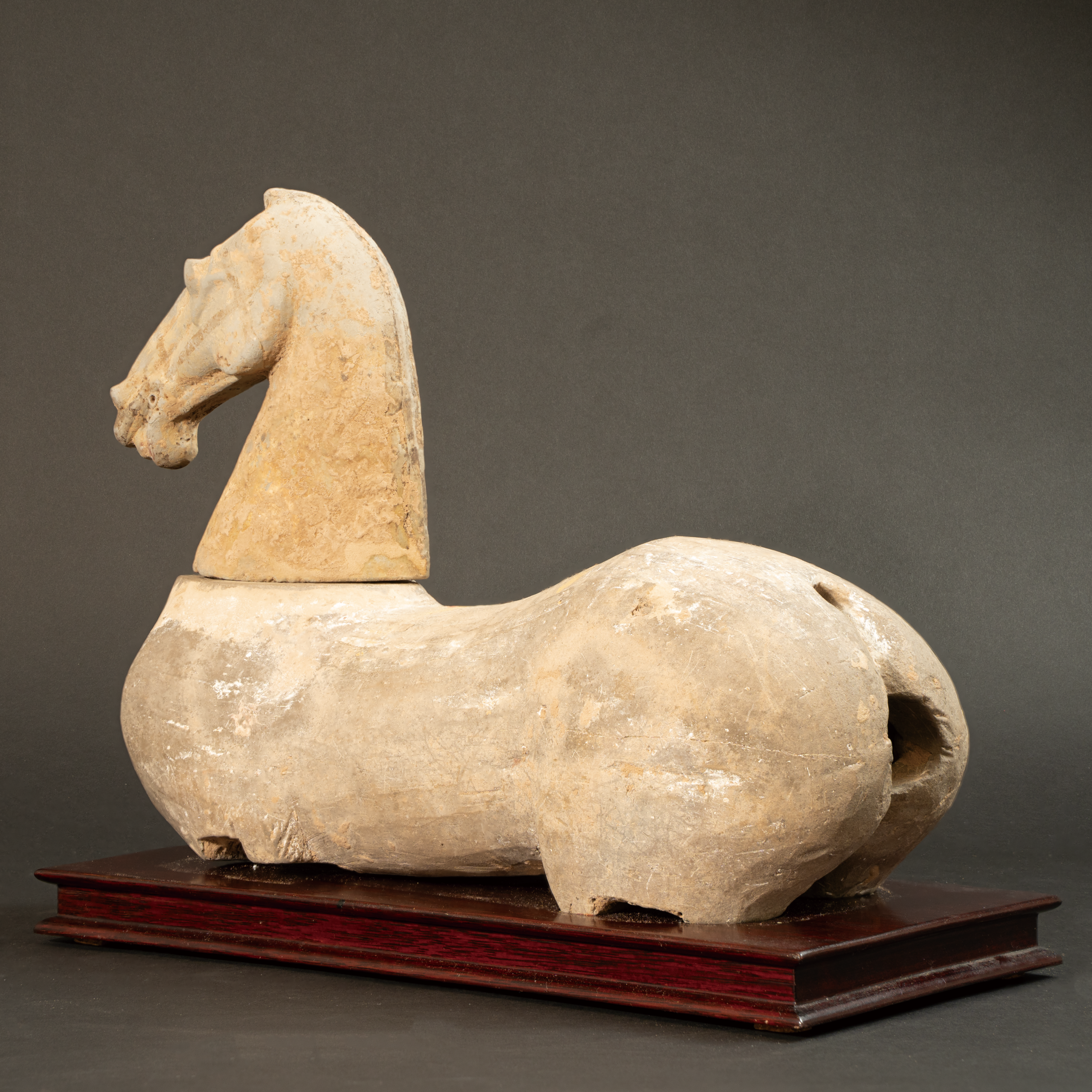 Lot 061 A POTTERY FIGURE OF A RECLINING HORSE
HAN DYNASTY (206 BC–AD 220)
汉 陶马 - Image 3
