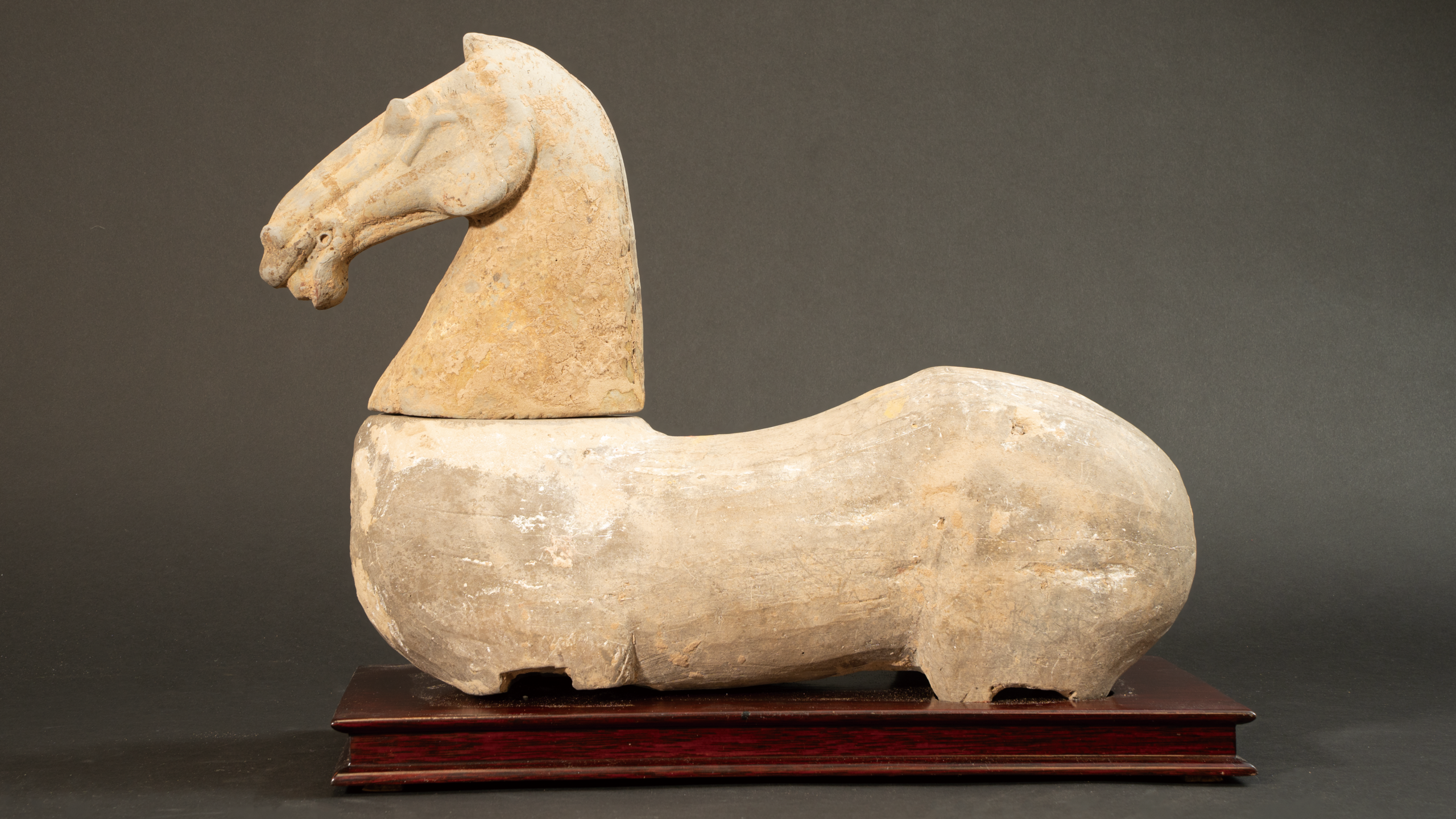 Lot 061 A POTTERY FIGURE OF A RECLINING HORSE
HAN DYNASTY (206 BC–AD 220)
汉 陶马 - Image 4