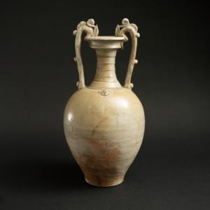 Lot 062 A RARE AND MAGNIFICENT STRAW-GLAZED 'DRAGON-HANDLE' AMPHORA
TANG DYNASTY (618–907)
唐代 巩县窑白釉(浆胎)双龙耳瓶