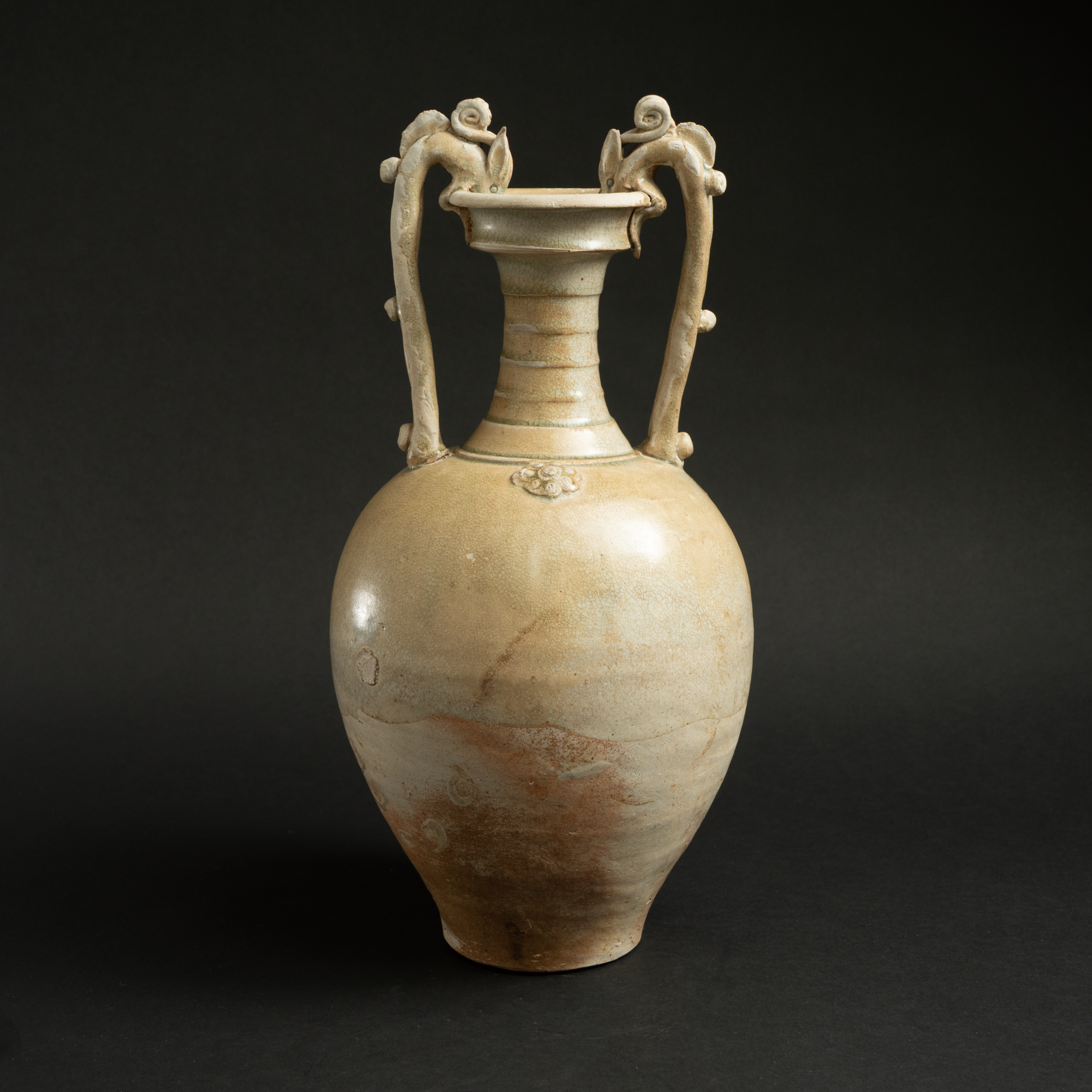 Lot 062 A RARE AND MAGNIFICENT STRAW-GLAZED 'DRAGON-HANDLE' AMPHORA
TANG DYNASTY (618–907)
唐代 巩县窑白釉(浆胎)双龙耳瓶