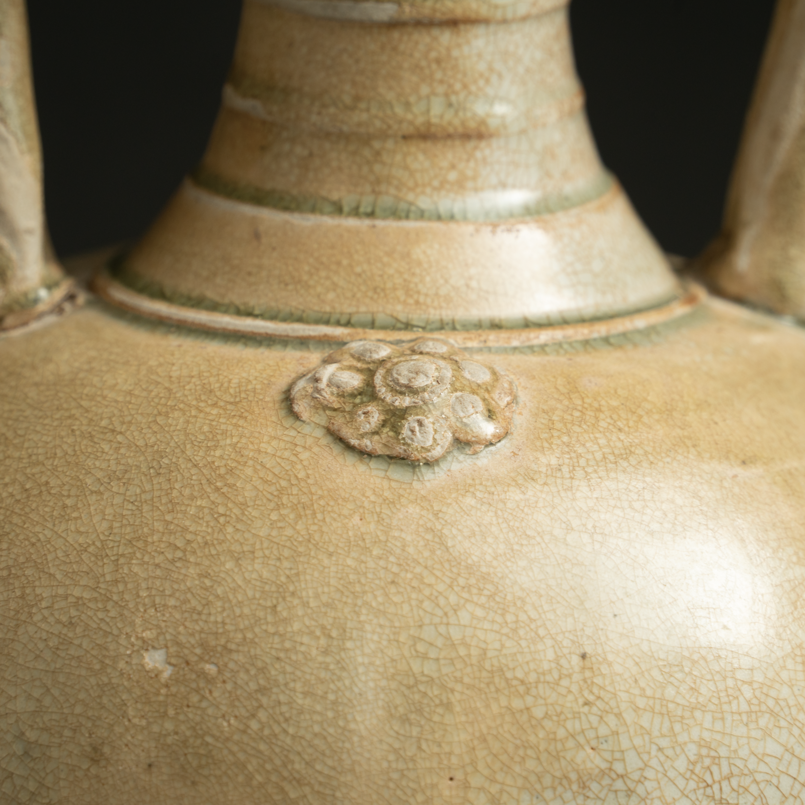 Lot 062 A RARE AND MAGNIFICENT STRAW-GLAZED 'DRAGON-HANDLE' AMPHORA
TANG DYNASTY (618–907)
唐代 巩县窑白釉(浆胎)双龙耳瓶 - Image 2