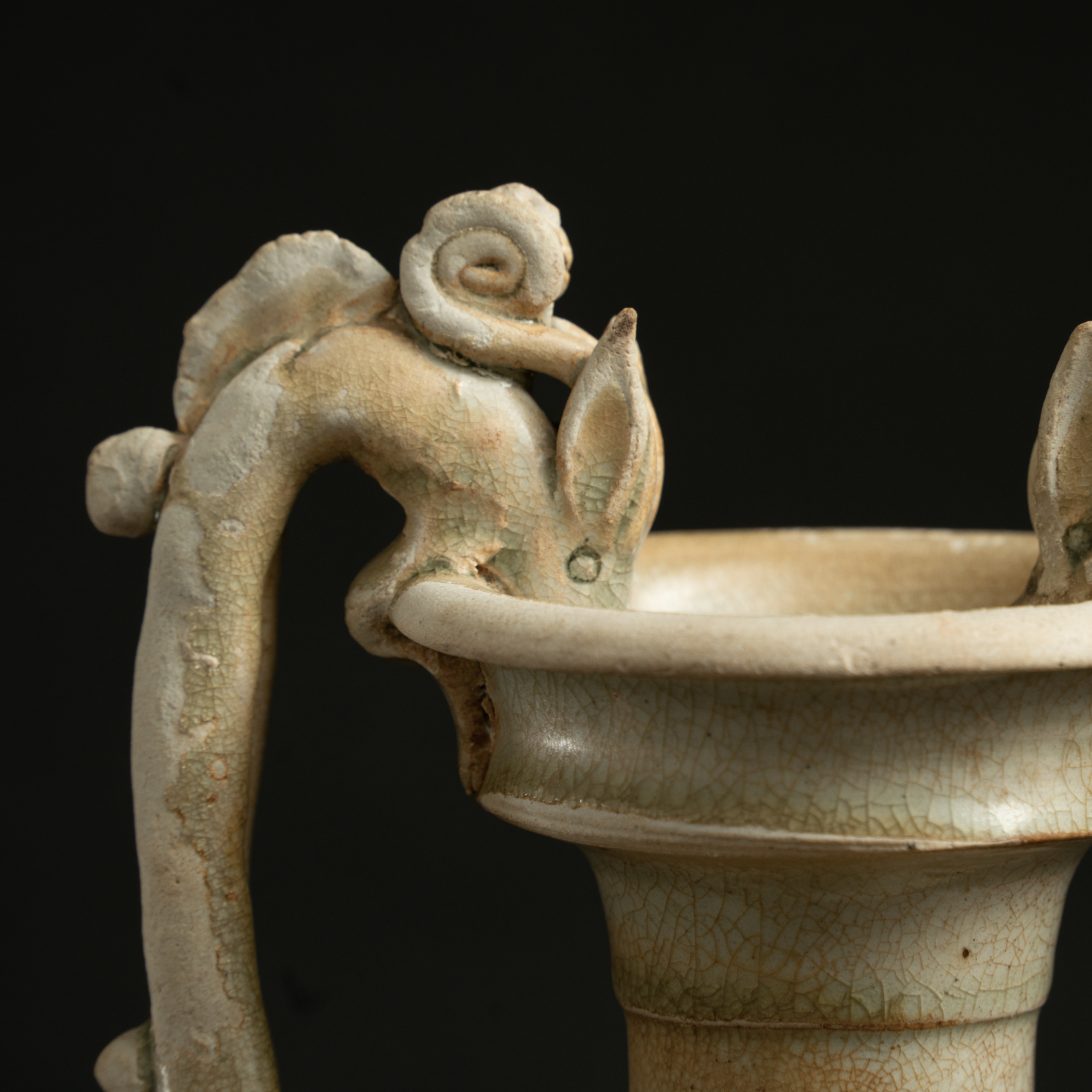 Lot 062 A RARE AND MAGNIFICENT STRAW-GLAZED 'DRAGON-HANDLE' AMPHORA
TANG DYNASTY (618–907)
唐代 巩县窑白釉(浆胎)双龙耳瓶 - Image 3