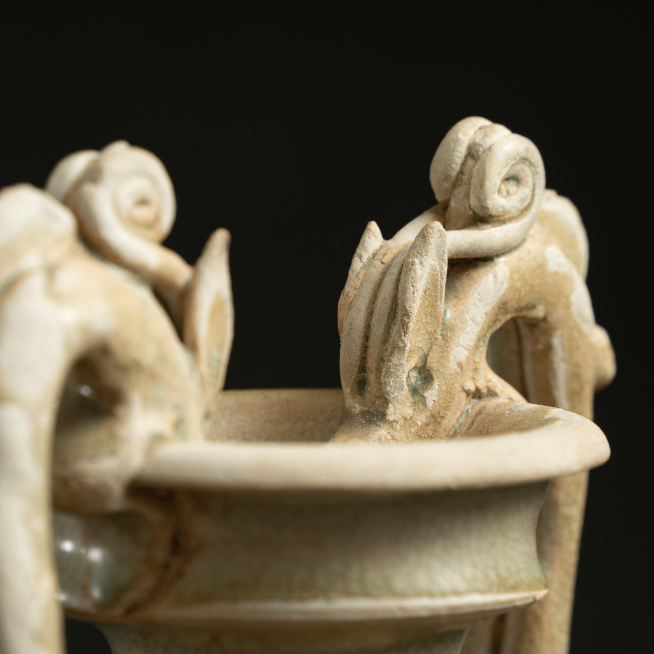 Lot 062 A RARE AND MAGNIFICENT STRAW-GLAZED 'DRAGON-HANDLE' AMPHORA
TANG DYNASTY (618–907)
唐代 巩县窑白釉(浆胎)双龙耳瓶 - Image 4