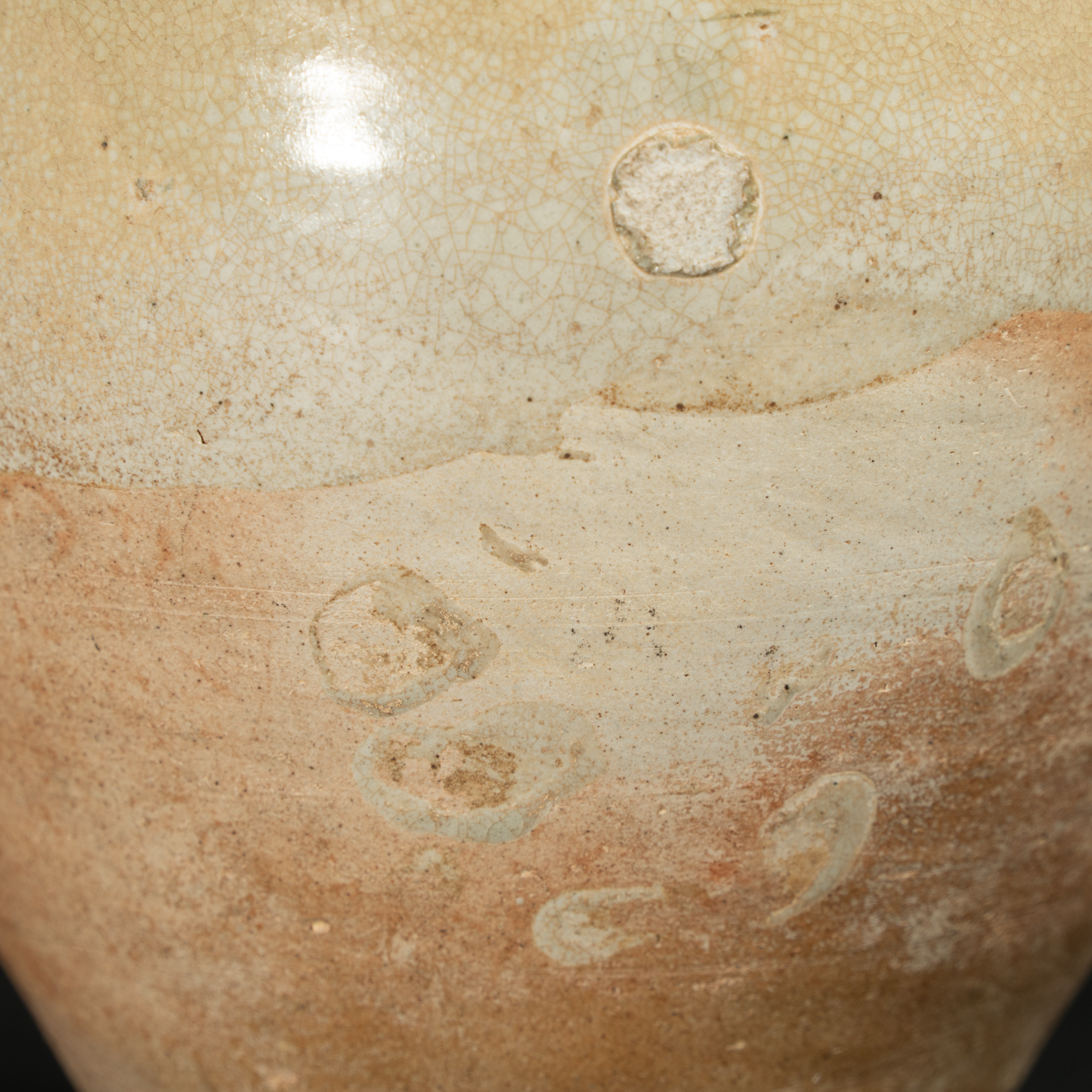 Lot 062 A RARE AND MAGNIFICENT STRAW-GLAZED 'DRAGON-HANDLE' AMPHORA
TANG DYNASTY (618–907)
唐代 巩县窑白釉(浆胎)双龙耳瓶 - Image 5