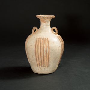 Lot 066 A RARE WHITE-GLAZED FLUTED TWO-HANDLED VASE
SUI - TANG DYNASTY (6TH - 9TH CENTURY)
隋至唐 白釉出筋双耳瓶