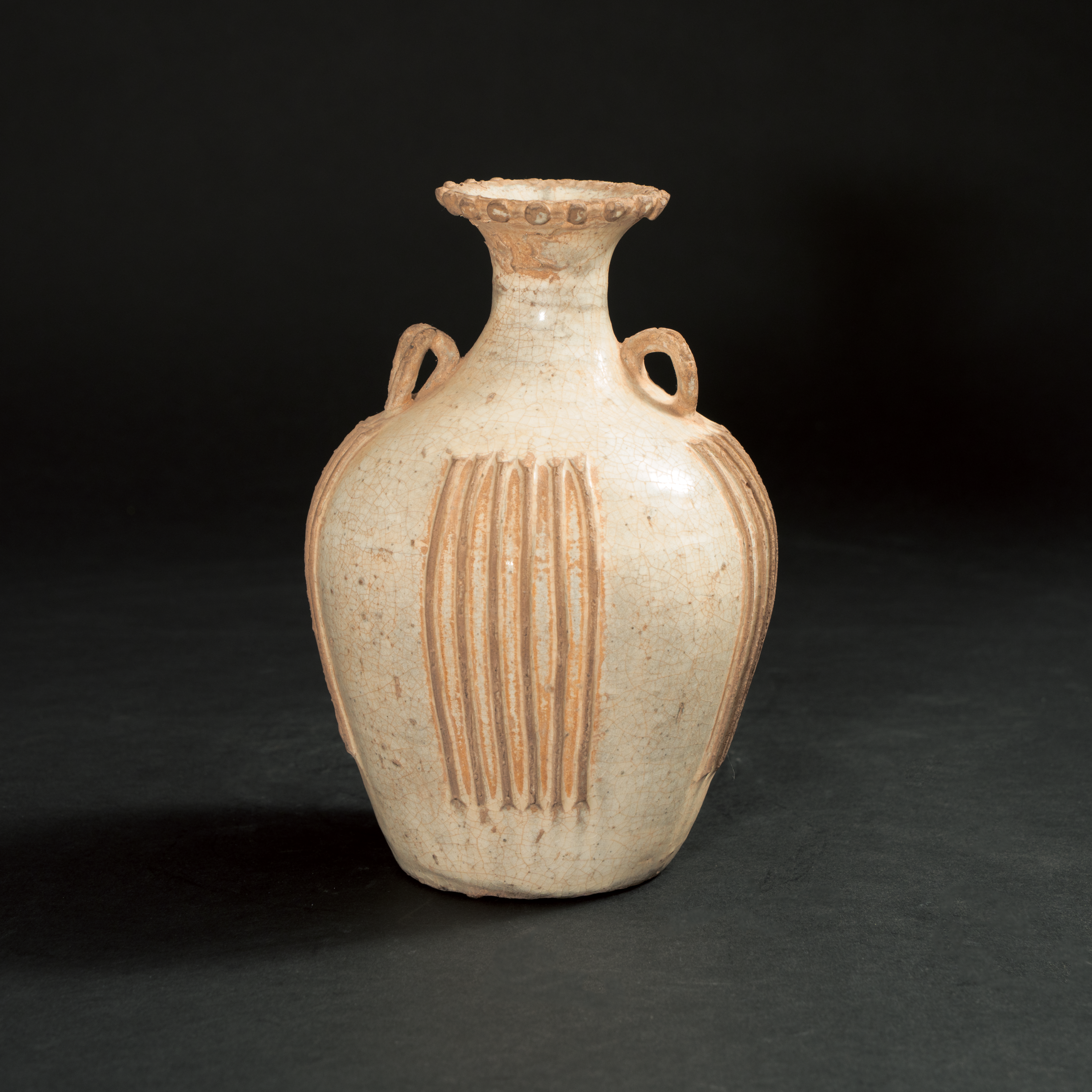 Lot 066 A RARE WHITE-GLAZED FLUTED TWO-HANDLED VASE
SUI - TANG DYNASTY (6TH - 9TH CENTURY)
隋至唐 白釉出筋双耳瓶