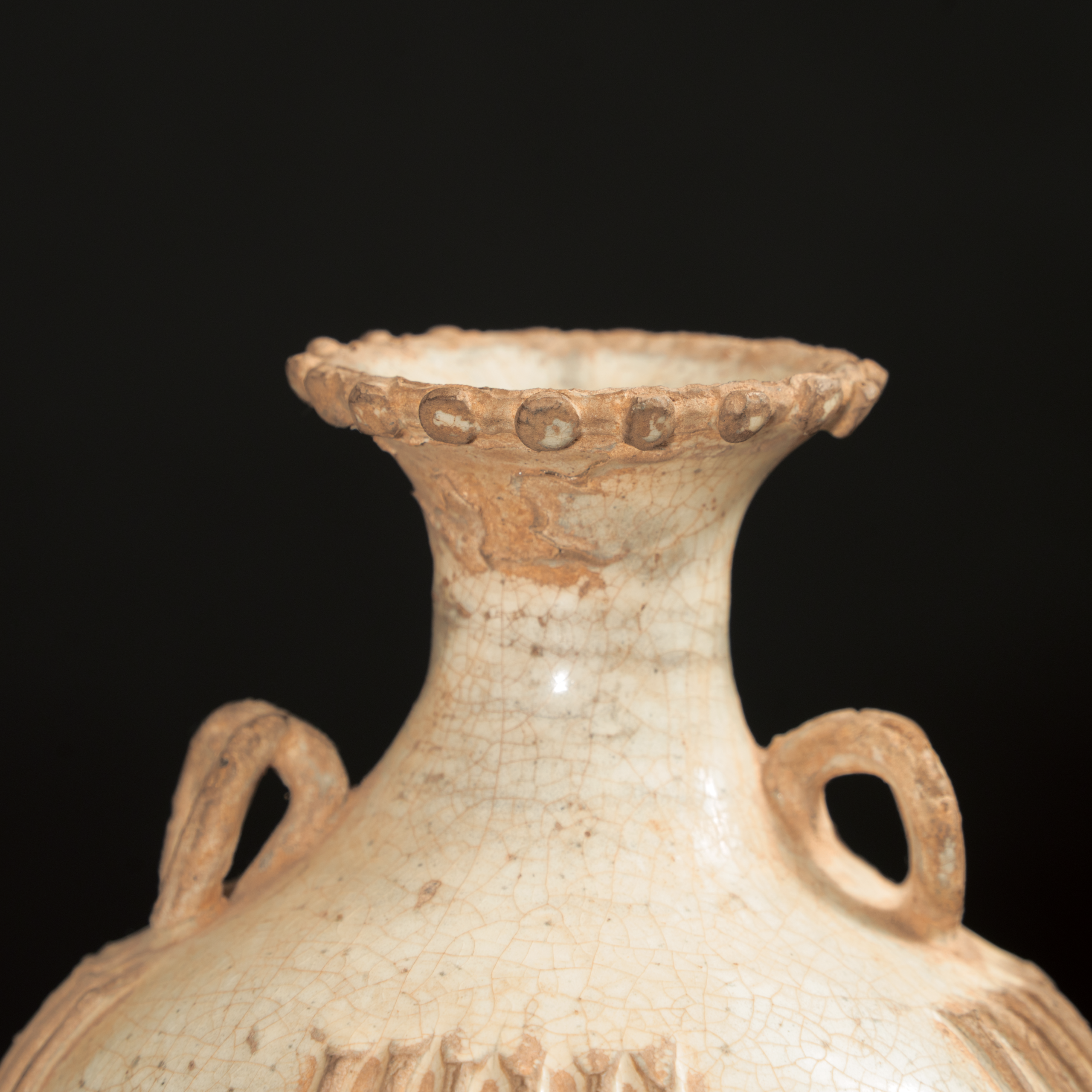 Lot 066 A RARE WHITE-GLAZED FLUTED TWO-HANDLED VASE
SUI - TANG DYNASTY (6TH - 9TH CENTURY)
隋至唐 白釉出筋双耳瓶 - Image 2