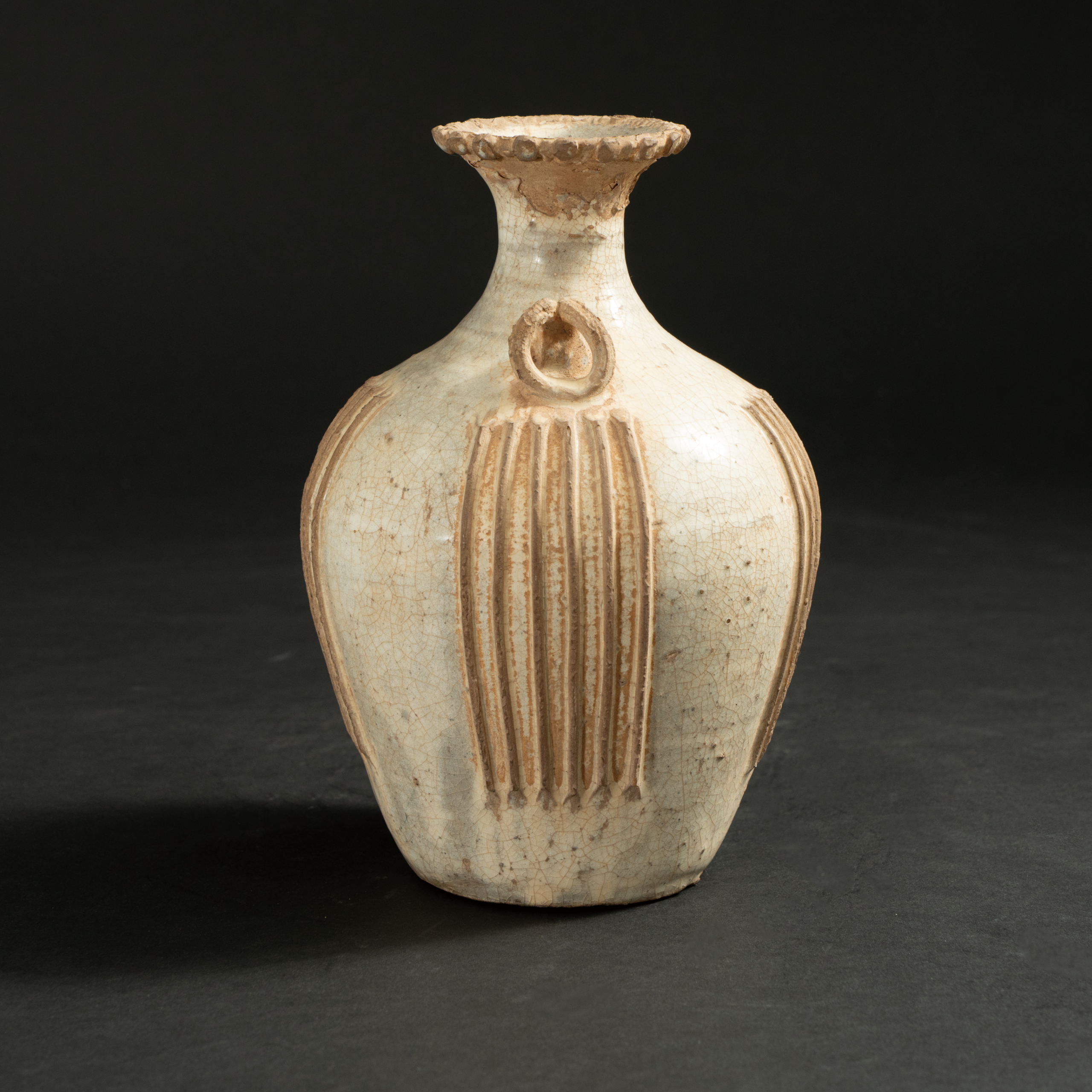 Lot 066 A RARE WHITE-GLAZED FLUTED TWO-HANDLED VASE
SUI - TANG DYNASTY (6TH - 9TH CENTURY)
隋至唐 白釉出筋双耳瓶 - Image 3